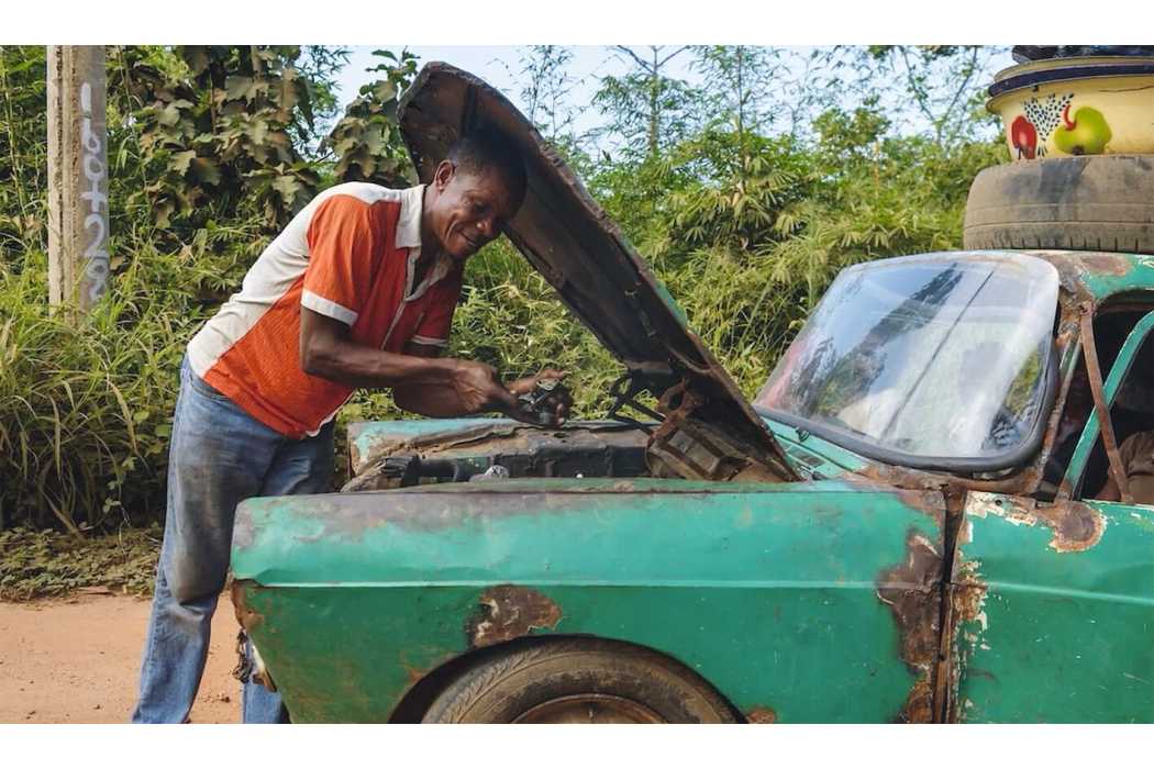 Manche 404 – wie hier im Senegal – sind von der Zeit schwer gezeichnet. Aber sie fahren immer noch. Bild: Peugeot