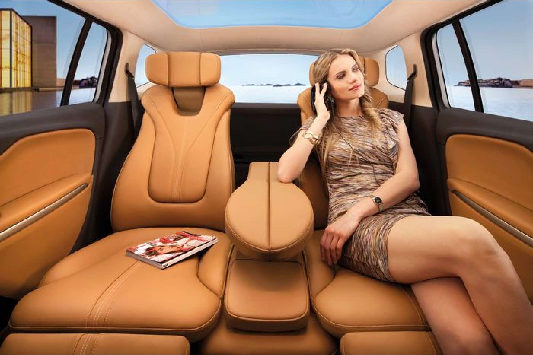 Ein neuartiger Klappmechanismus bildet aus der Rückenlehne des mittleren Sitzes der zweiten Reihe die Armlehnen für unseren Taxifahrgast,…| Adam Opel GmbH