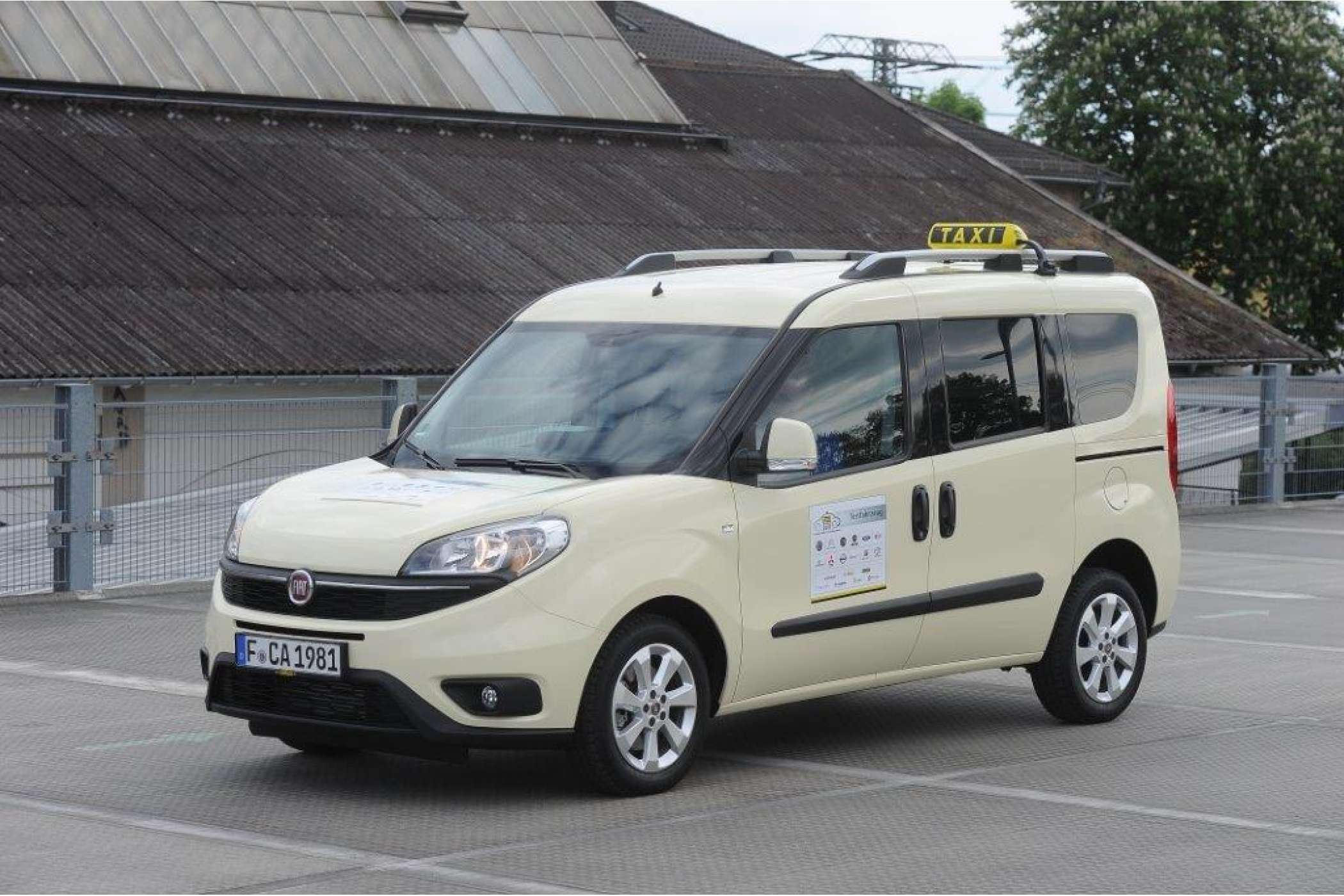 Der Fiat Doblò ist als Hochdach-Kombi auch eine Basis für Rollstuhltaxis mit Heckeinstieg.| Werner Kuhnle