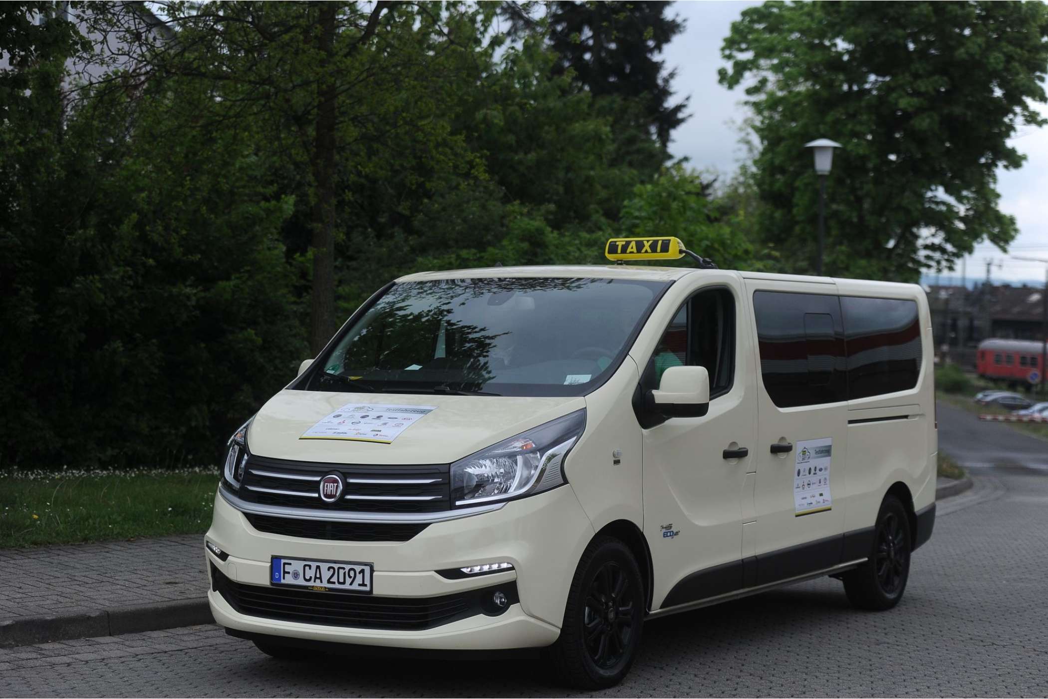 Das Großraumtaxi Fiat Talento trat als Rollstuhltaxi mit einem Heckeinstieg von AMF-Bruns und mit schwenk- und klappbaren Einzelsitzen im Heck an, die das Fahrzeug flexibel einsetzbar machen.| Werner Kuhnle