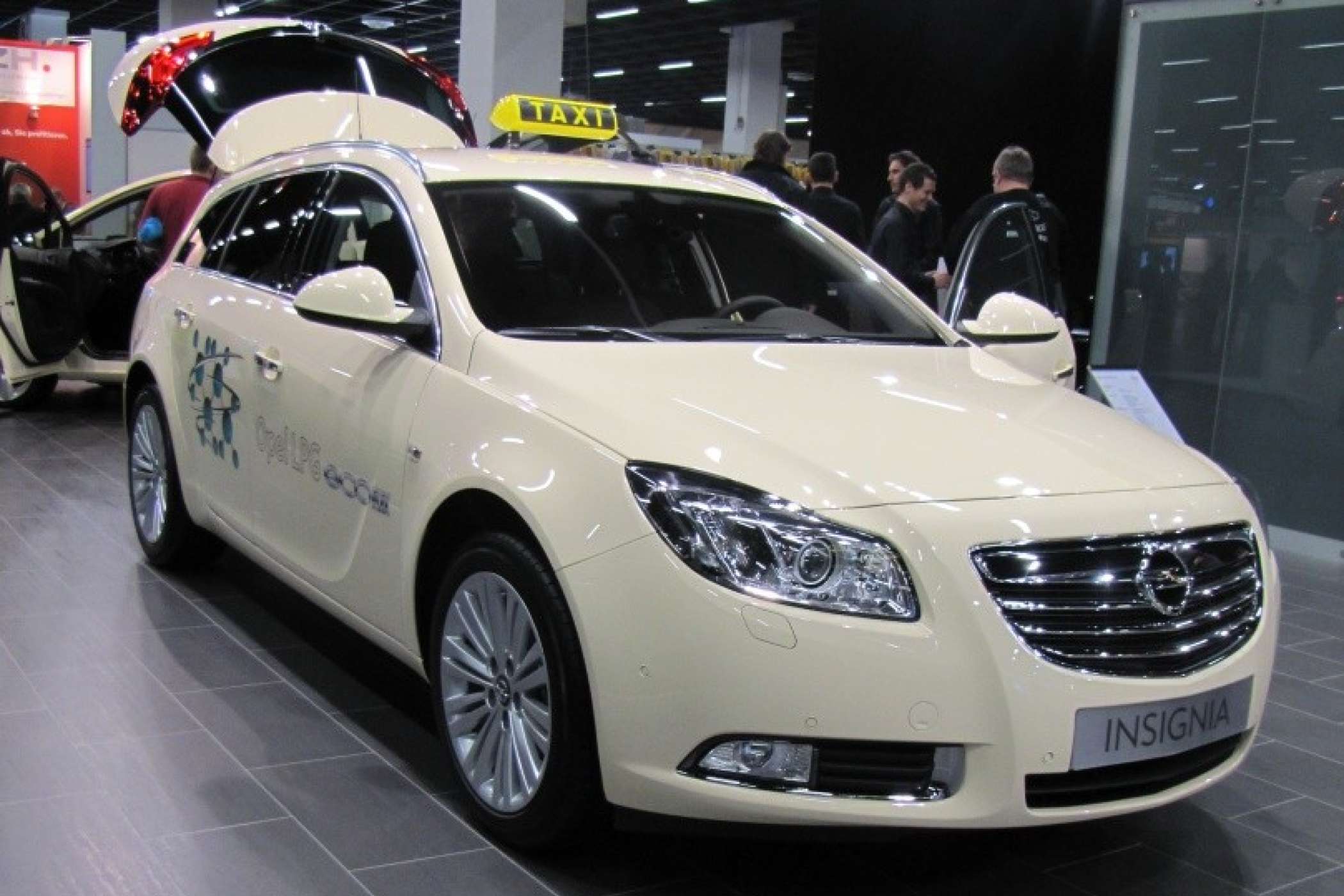 Opel Insignia Sports Tourer. Wie viel das ausgestellte Modell kostet und welche Ausstattung es hat, finden Abonnenten von taxi heute auf unserer Exklusiv-Seite. Schreiben Sie uns eine kurze Mail mit dem Stichwort „Abo-Service Bildergalerie“ an redaktion@taxi-heute.de, dann mailen wir Ihnen den Link zu dieser Seite zu.| taxi heute