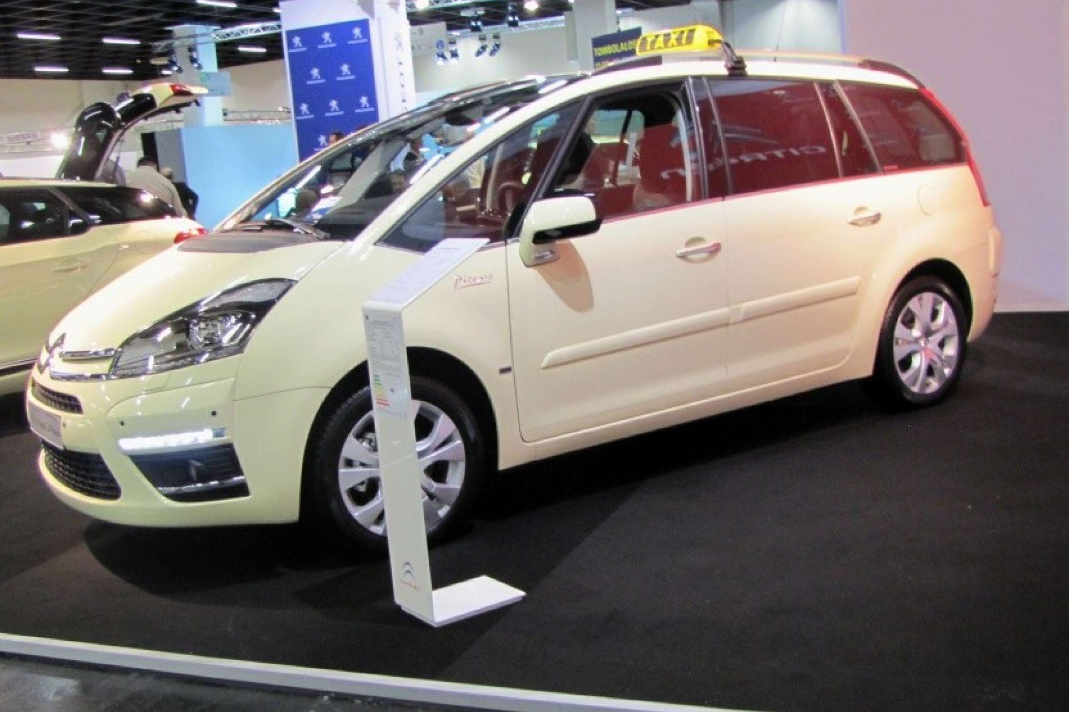 Citroën Grand C4 Picasso. Wie viel das ausgestellte Modell kostet und welche Ausstattung es hat, finden Abonnenten von taxi heute auf unserer Exklusiv-Seite. Schreiben Sie uns eine kurze Mail mit dem Stichwort „Abo-Service Bildergalerie“ an redaktion@taxi-heute.de, dann mailen wir Ihnen den Link zu dieser Seite zu.| taxi heute