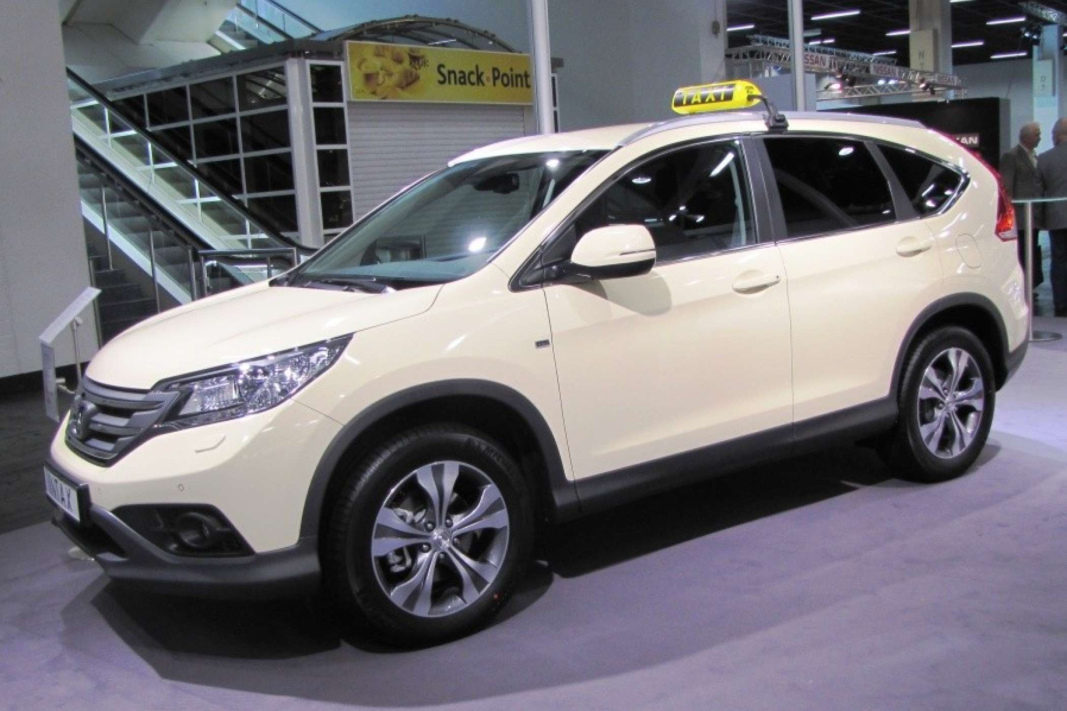 Honda CR-V. Wie viel das ausgestellte Modell kostet und welche Ausstattung es hat, finden Abonnenten von taxi heute auf unserer Exklusiv-Seite. Schreiben Sie uns eine kurze Mail mit dem Stichwort „Abo-Service Bildergalerie“ an redaktion@taxi-heute.de, dann mailen wir Ihnen den Link zu dieser Seite zu.| taxi heute