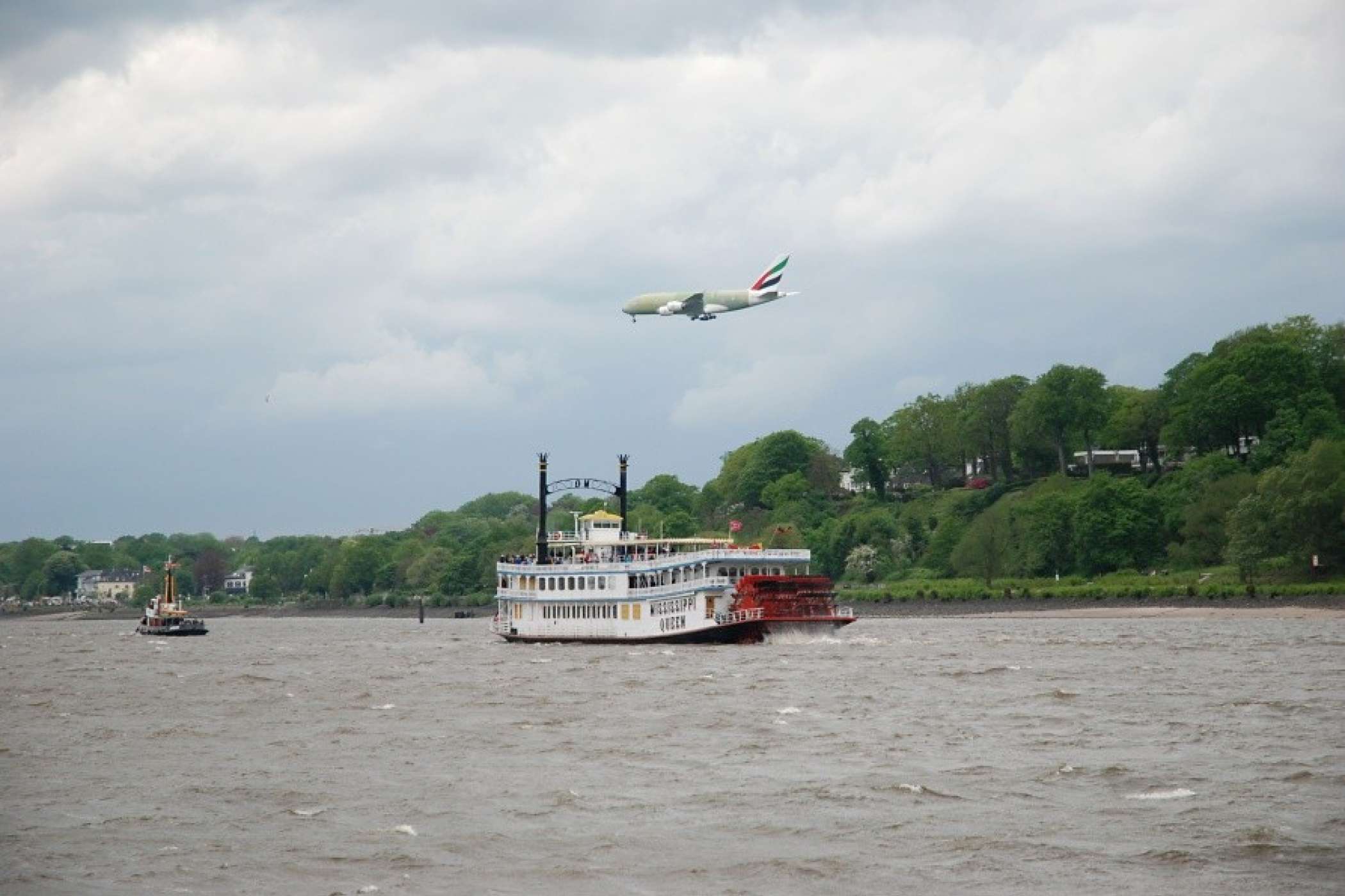 …Vergangenheit und Zukunft: Der A 380 nur wenige Meter über der ehrwürdigen Mississippi Queen. | Jürgen Hartmann