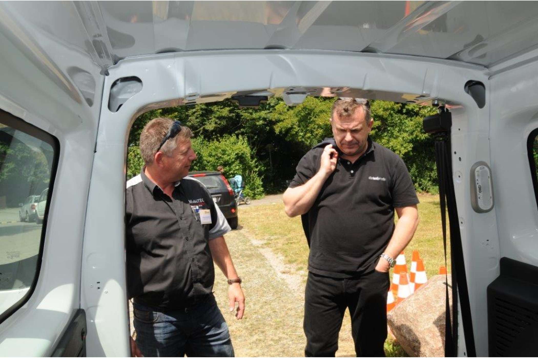 Harald Damaschke erläuterte gerne den Rollstuhl-gerechten Umbau des Mercedes-Benz Citan von MobiTEC.| Martin Heying