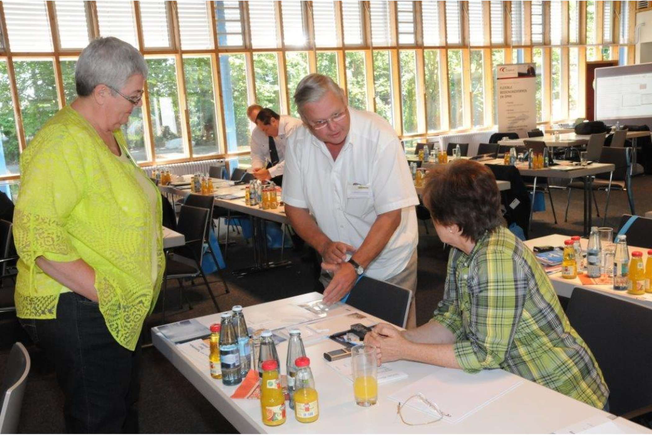 Verbindungen untereinander zu knüpfen, war auch ein Ziel des Seminars. Viel gefragt war beim „Networking“ die Referentin und Abrechnungs-Expertin Gisela Spitzlei.| Martin Heying