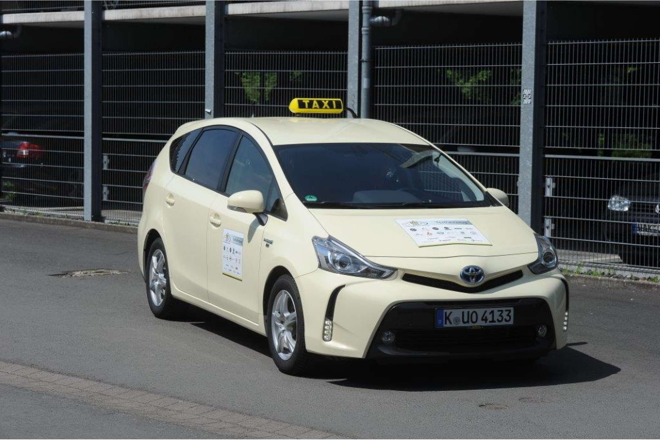 Der Toyota Prius+ ist als Siebensitzer mit Hybridantrieb an den Taxiständen einiger Großstädte schon eine bekannte Größe.| Werner Kuhnle