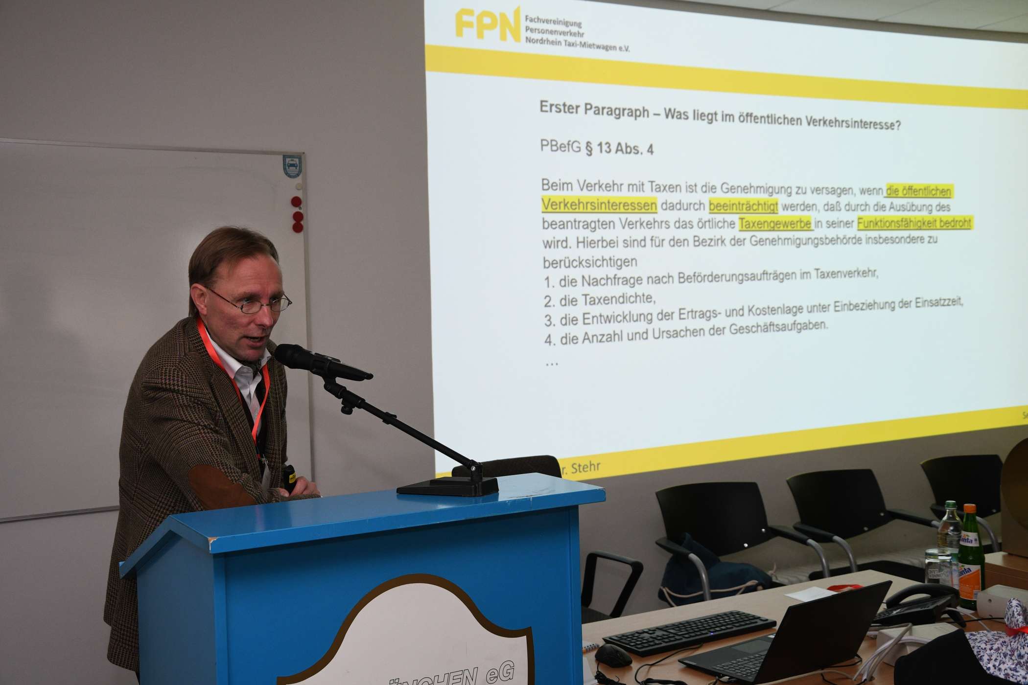 Platz 9: Taxizentralen streben Rechtsgutachten zu Mietwagen-Mindestentgelten an https://www.taxi-heute.de/node/24349 | Dr. Michael Stehr erläuterte die juristischen Hintergründe einer Allgemeinverfügung zur Einführung von Mietwagen-Mindesttarifen. (Foto: Dietmar Fund)