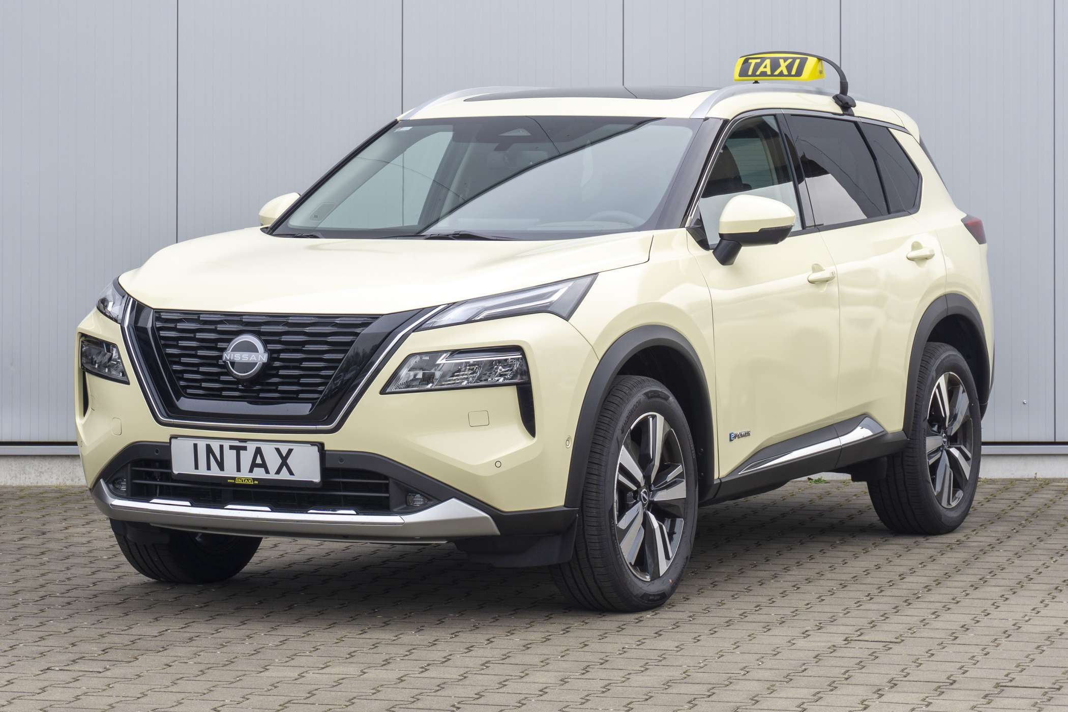 Platz 3: Nissan spendiert dem neuen X-Trail ein Taxi-Paket https://www.taxi-heute.de/node/24364 | Eine Besonderheit des mit Front- oder Allradantrieb erhältlichen neuen Nissan X-Trail-Taxis ist der e-Power-Hybridantrieb, bei dem der Benziner nur Strom für den Antrieb erzeugt, aber keinen Vortrieb mehr. (Foto: INTAX)