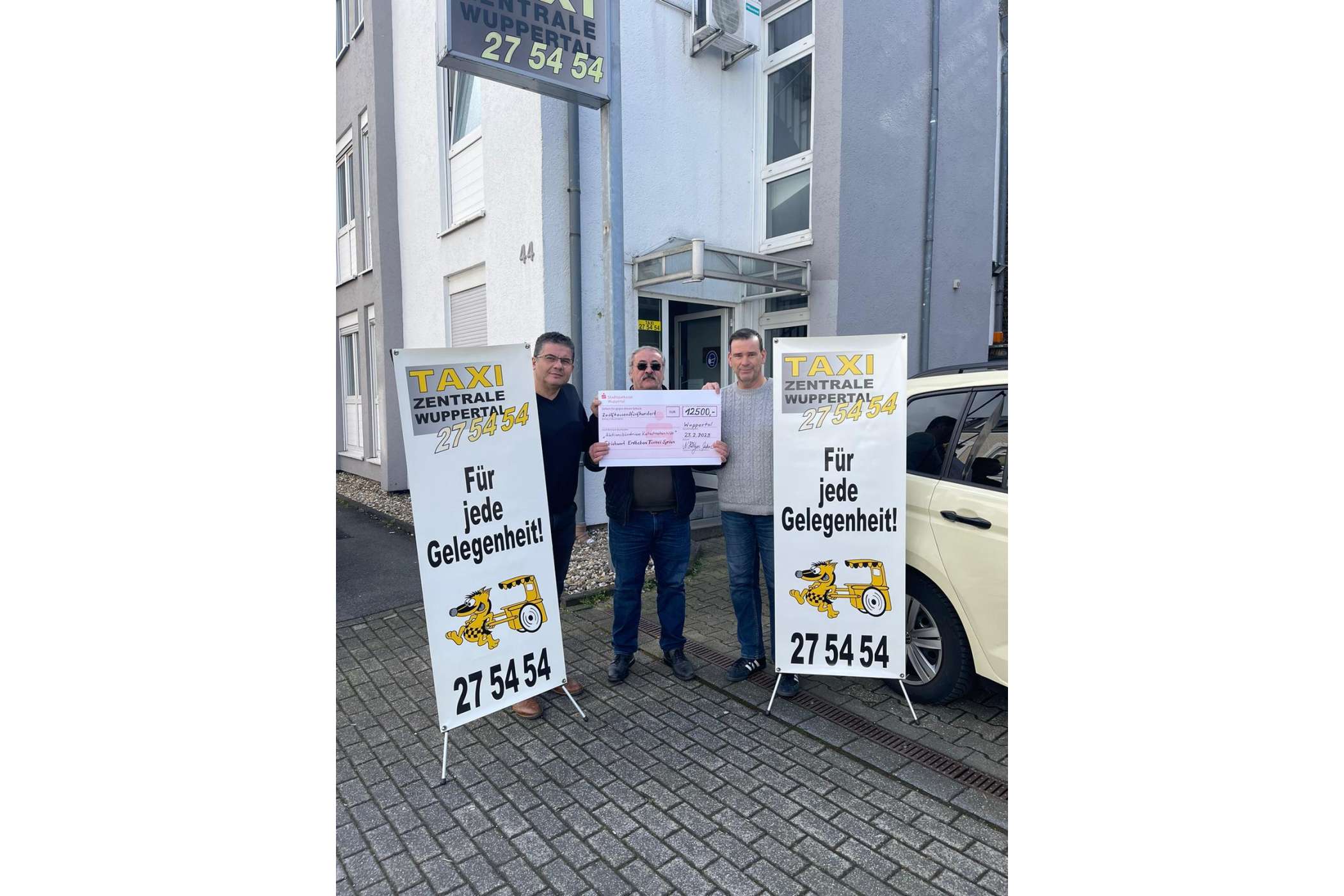 Platz 6: Taxi-Zentrale Wuppertal sammelte für Erdbeben-Opfer https://www.taxi-heute.de/node/24359 | Die Geschäftsführenden Vorstände Hakan Sipahi (l.) und Nico Höttges (r.) sowie der Beisitzer Kemal Karakus (M.) ließen den symbolischen Scheck fotografieren und tätigten eine Überweisung, weil das Aktionsbündnis keinen Ansprechpartner in der Region hat. (Foto: Taxi-Zentrale Wuppertal)