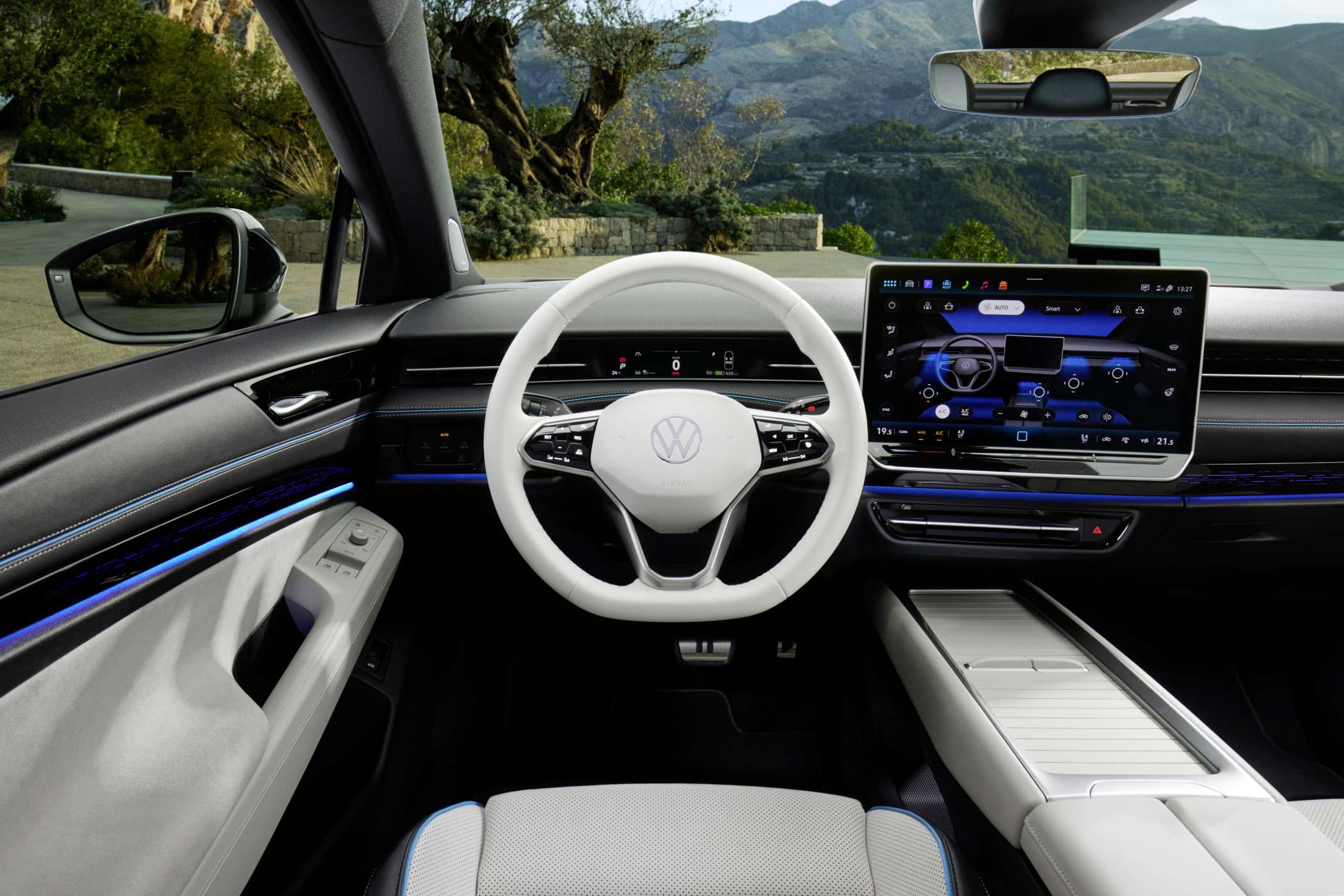 Die wesentlichen Fahrinformationen bekommt man erst während der Fahrt über das Augmented-Reality-Headup-Display eingespiegelt. Daher fehlen die herkömmlichen Armaturen im ID.7 ganz.