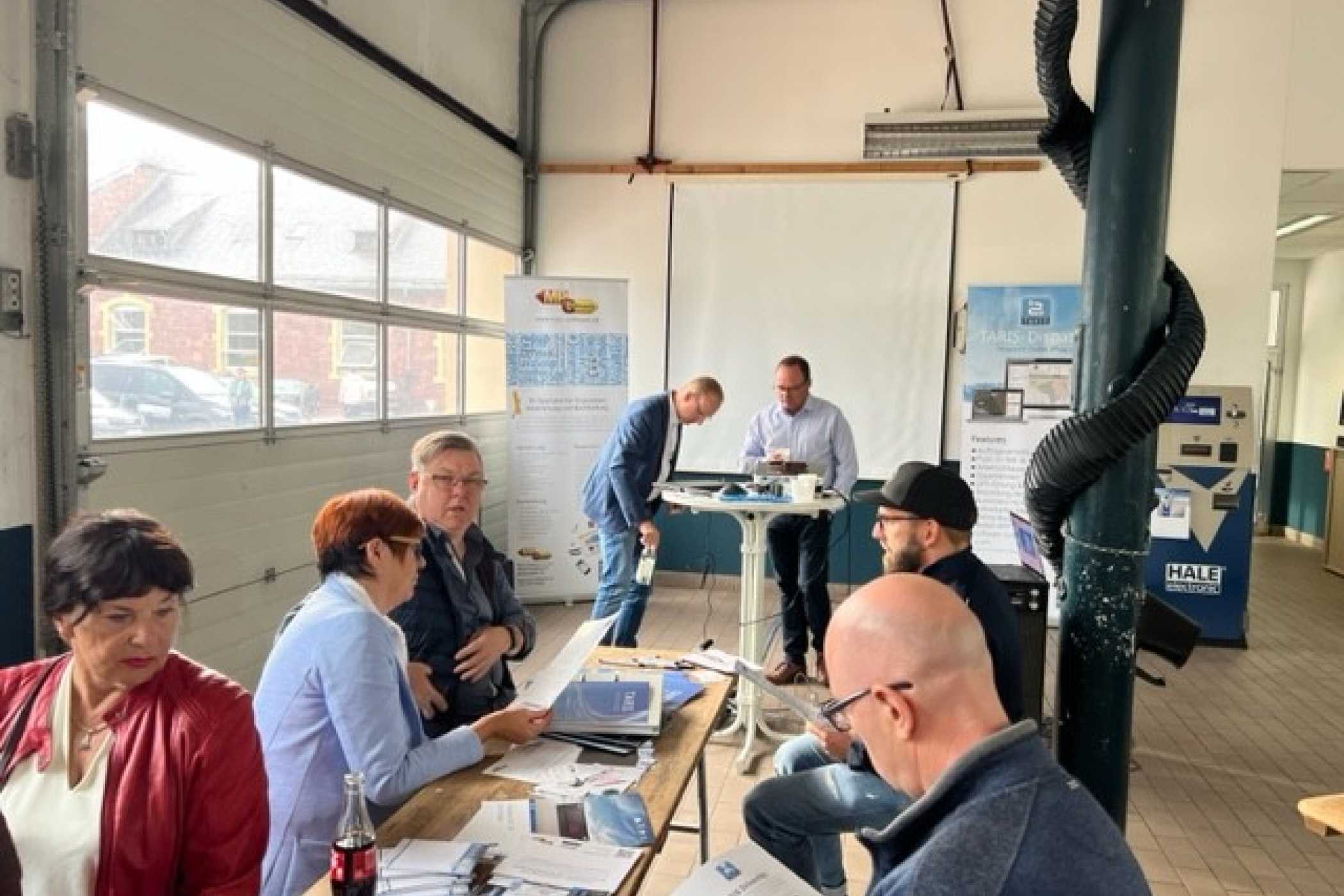 Platz 7: Fiskaltaxameter: Bosch-Dienst informierte über TSE-Umsetzung » https://www.taxi-heute.de/node/25307 | Stefan Leitner (l.) und Holger Kampmann referierten bei der Veranstaltung, die in den Werkstatträumen stattfand. (Foto: Athanasios Mylonas)