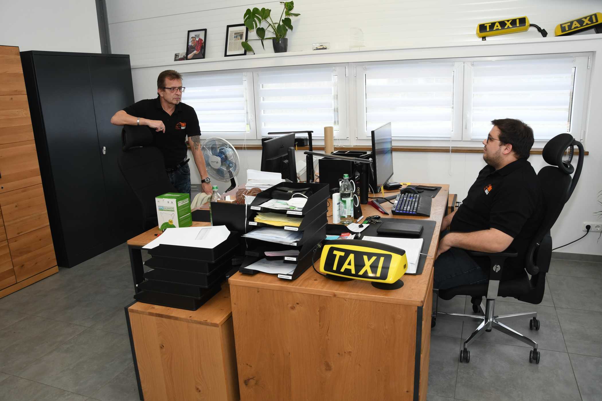 Platz 2: Fachkundeprüfung verzögert sich bis 2024 » https://www.taxi-heute.de/node/25342 | Nach der Vertagung der Kleinen Fachkunde wissen Unternehmer wie Patrick Shala aus Pfarrkirchen (r.) immer noch nicht, welche Anforderungen neu eingestellte Mitarbeitende künftig nachträglich nachweisen müssen. (Symbolfoto: Dietmar Fund)