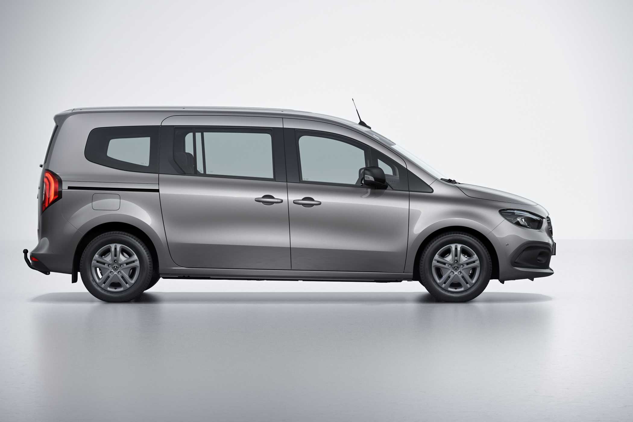 Platz 5: Rollstuhltaxis: Citan und T-Klasse mit langem Radstand bestellbar » https://www.taxi-heute.de/node/25560 | Sowohl der Citan Tourer (Foto) als auch die T-Klasse mit langem Radstand haben serienmäßig zwei Schiebetüren. (Foto: Mercedes-Benz)
