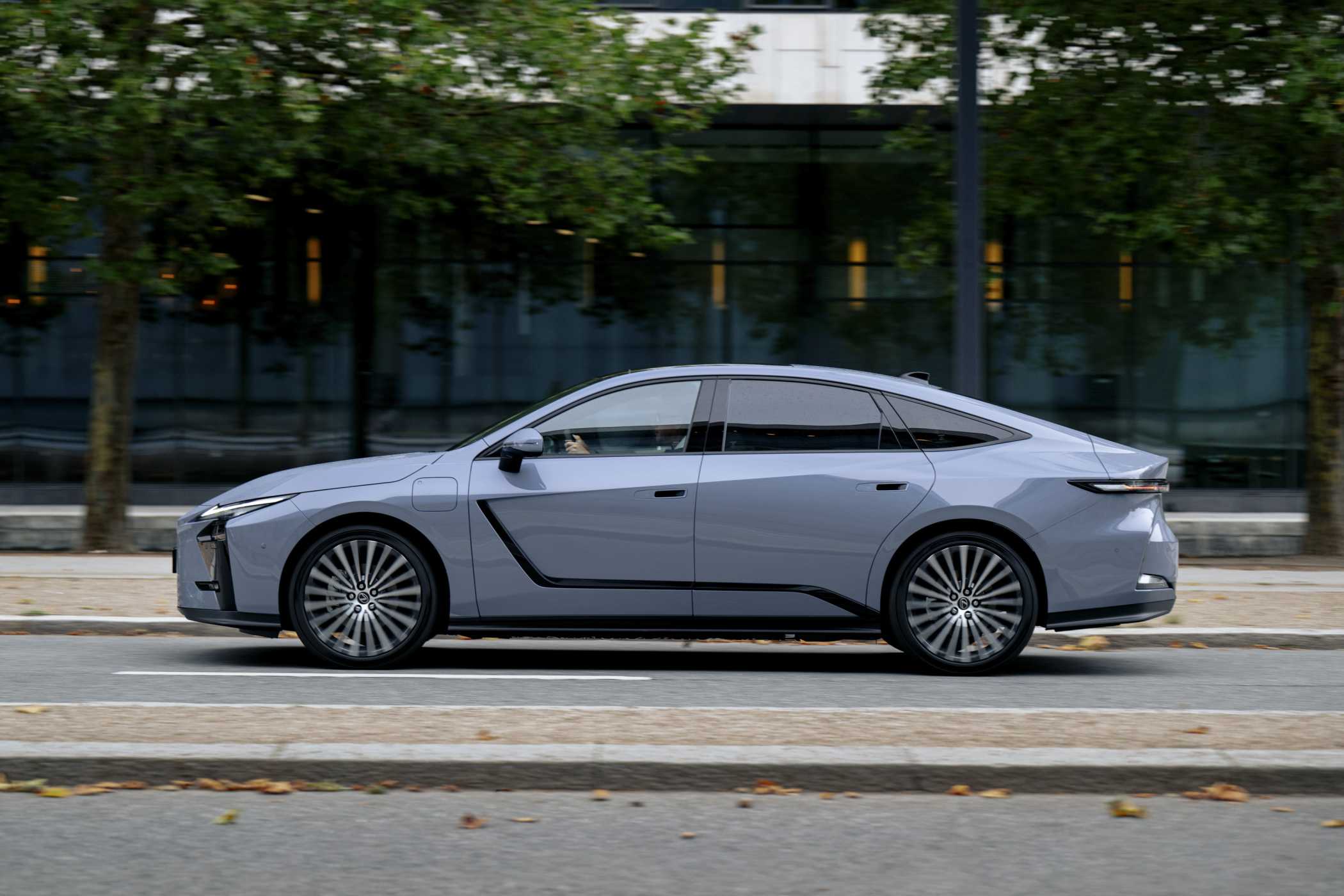 Der neue ES ist in allen Dimensionen gewachsen, MIt einer Länge von 5,14 Metern ist er schon nah an Mercedes S-Klasse und BMW 7er.| Foto: Toyota