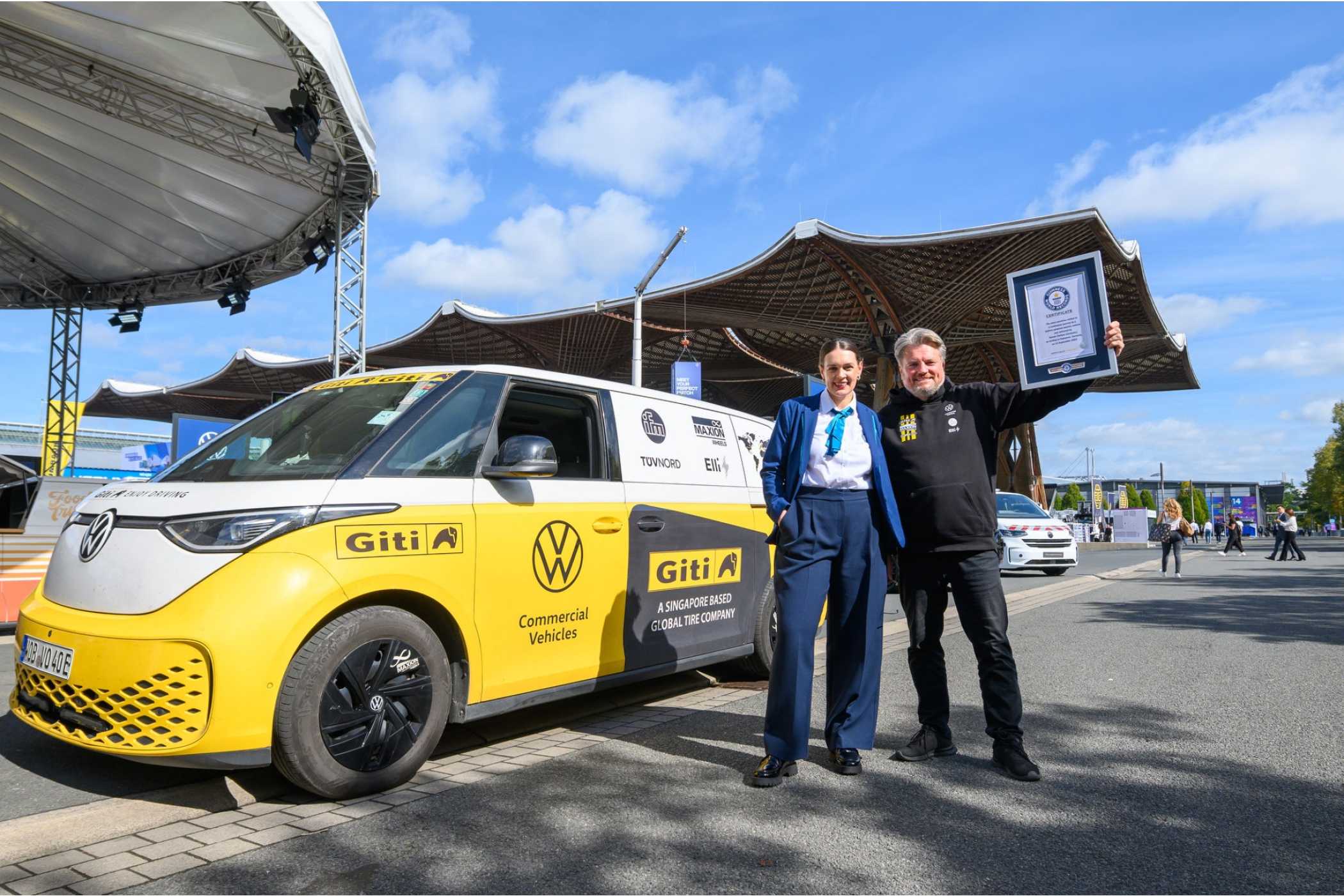 Rekord nach 445 Tagen elektrischer Weltreise: Rainer Zietlow erhält die Urkunde von der Repräsentantin von Guiness World Records(tm) Lena Kuhlmann.| Foto: VW