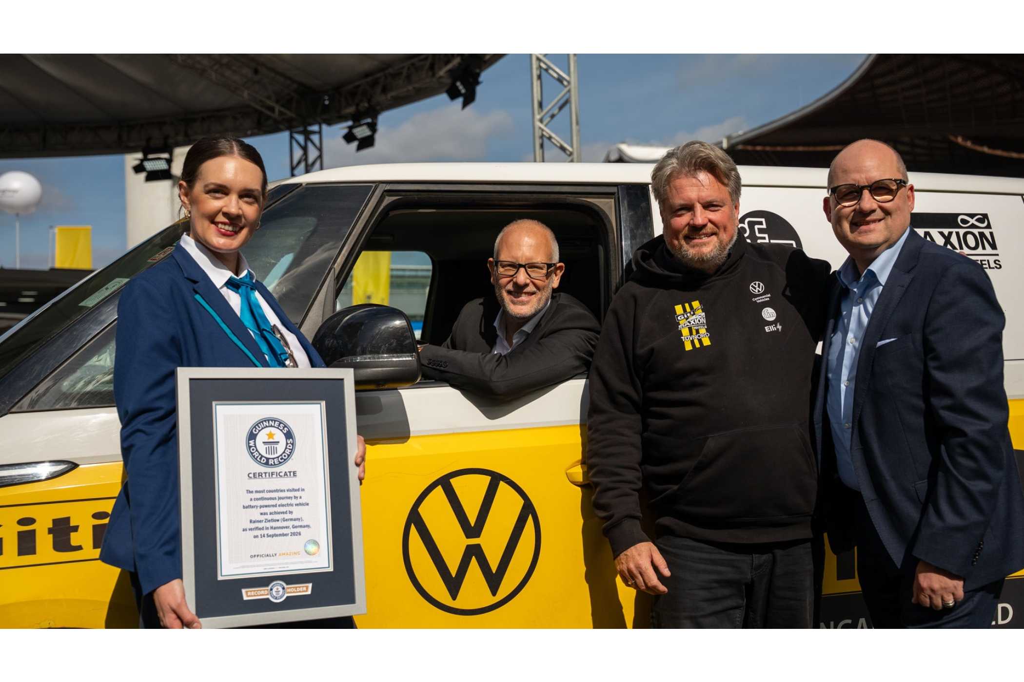 Ankunft nach Rekordfahrt bei der IAA Trnasportation (v.l.): Lena Kuhlmann (Repräsentantin von Guiness World Records(tm)), VWN CEO Stefan Mecha, Rainer Zieltlow und Lars Krause, Vorstand für Vertrieb, Marketing und After Sales bei VWN.| Foto: VW