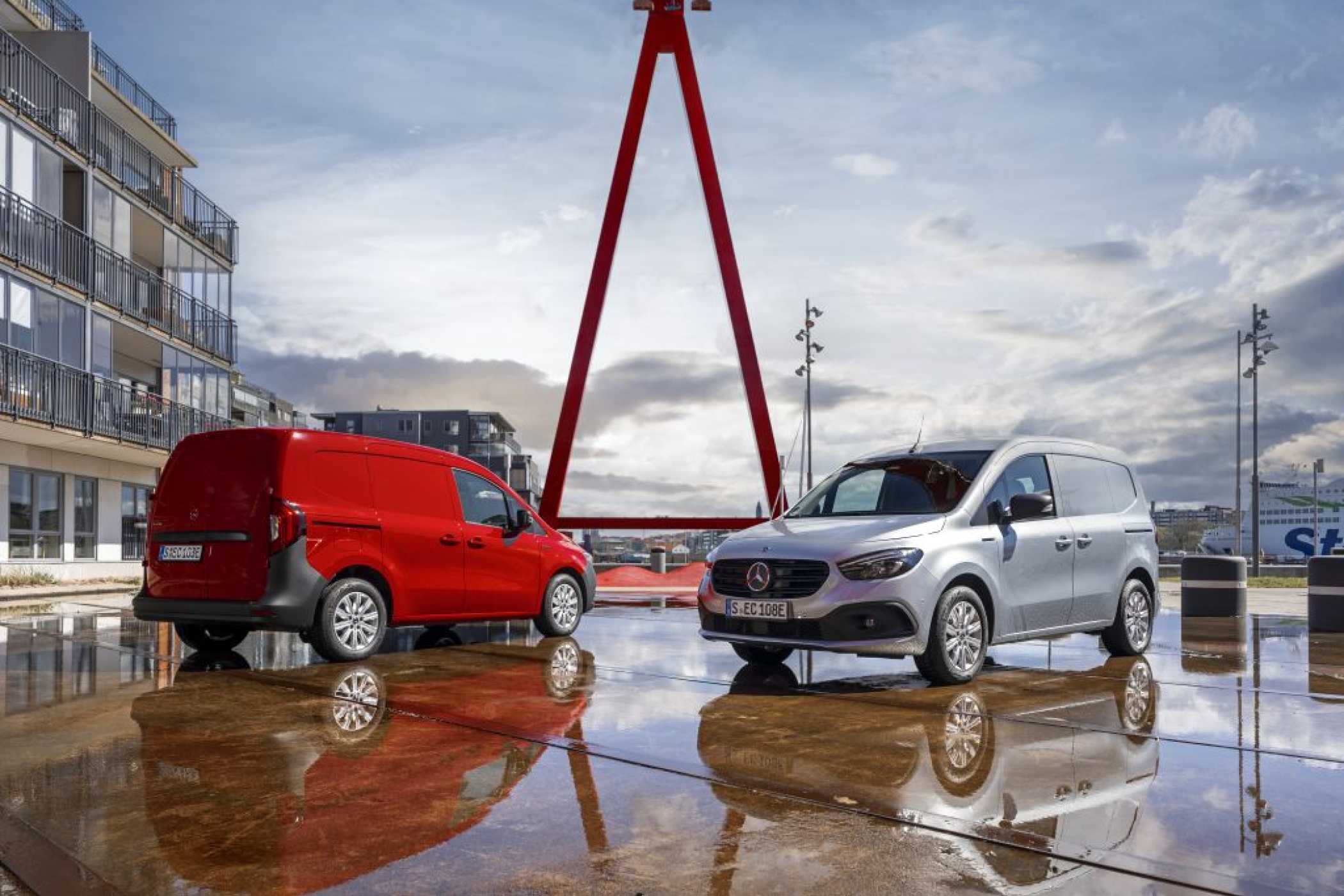 Vor allem an der Front setzt Mercedes eigene optische Akzente, die Heckpartie ist sehr ähnlich, nur die Leuchten divergieren. | Foto: Mercedes-Benz