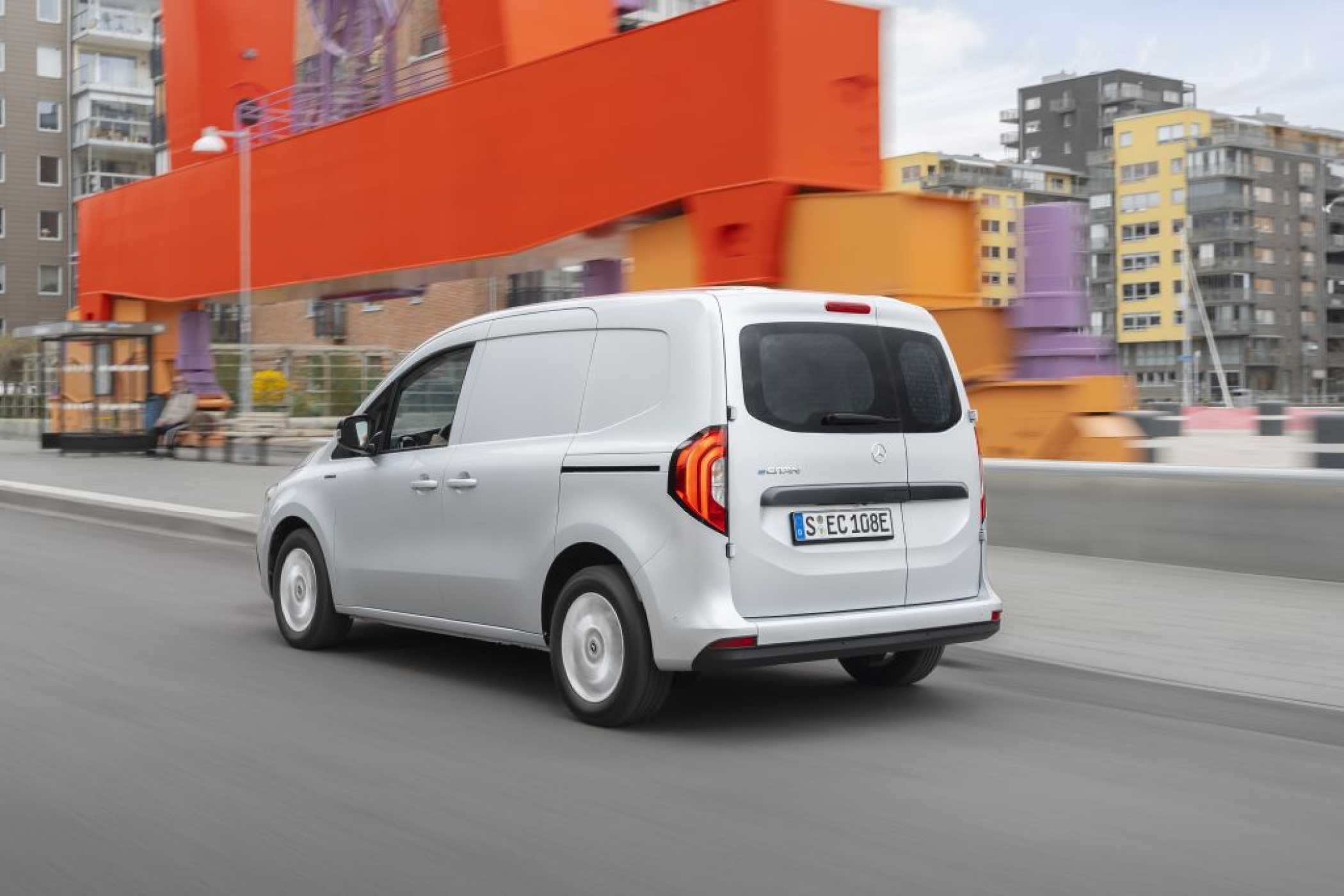Flott in Fahrt: Die E-Maschine bringt den Kompaktlieferwagen zackig auf Tempo. | Foto: Mercedes-Benz