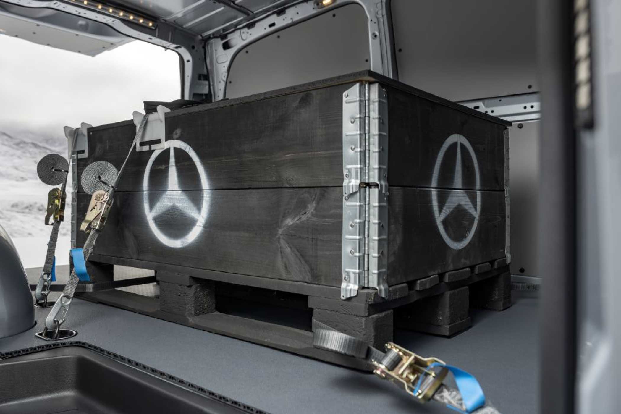 In unserem Fall aber nur eine 350 Kilogramm-Ballastbox. | Foto: Mercedes-Benz