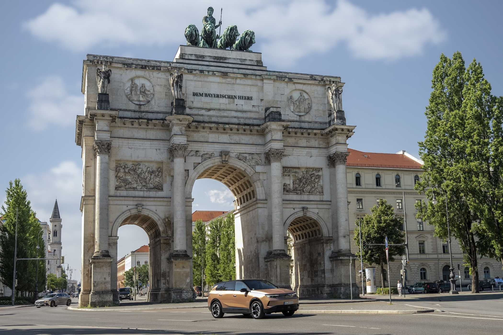 Vor dem Siegestor. | Foto: Dani Heyne/press-inform
