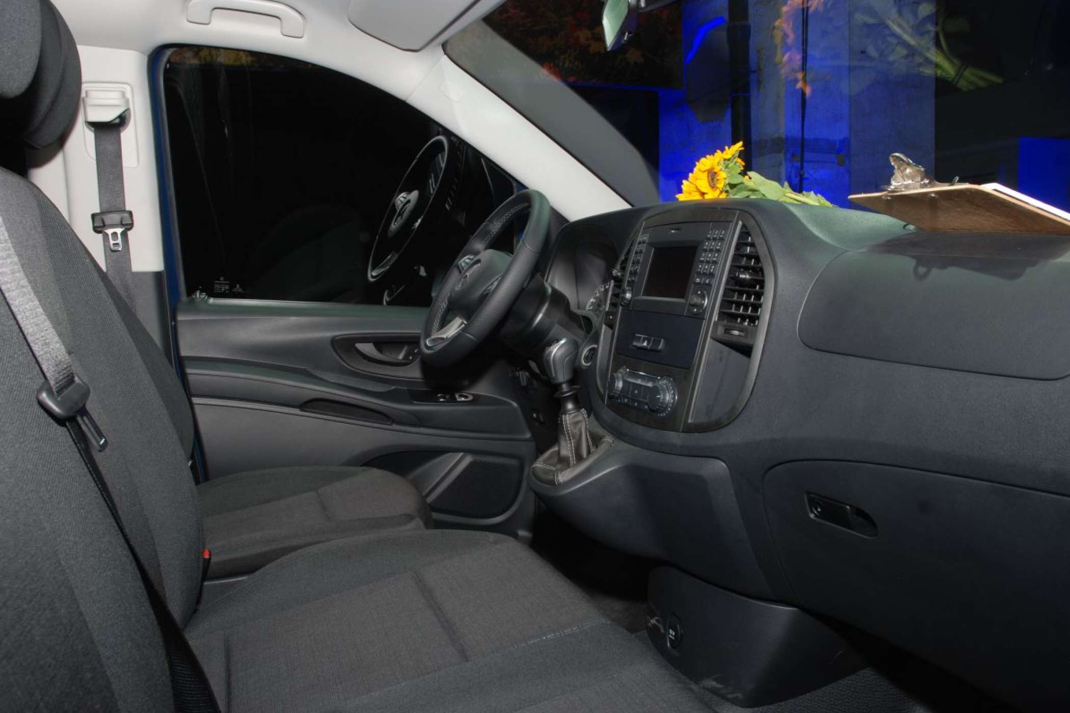 Die starre Beifahrer-Doppelsitzbank ist nach wie vor im Programm. Die Konsole für den Schalthebel nimmt dem Mittelsitz eine Menge Platz weg.| Dietmar Fund | taxi heute
