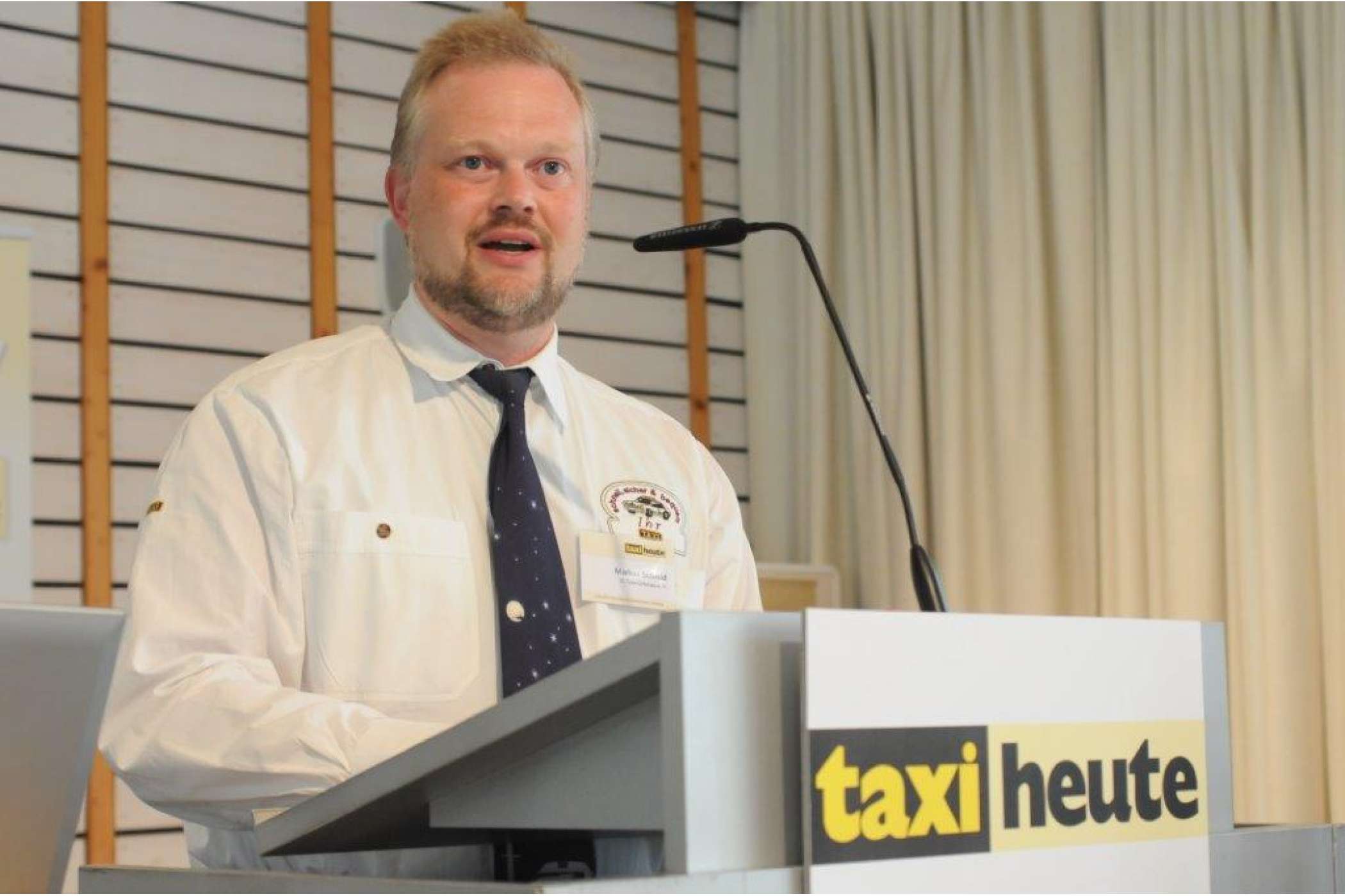Als der Taxiunternehmer Markus Schmid schilderte, wie er mit Wettbewerbern zusammen einen besseren Vertrag mit der AOK Baden-Württemberg durchsetzte, war es mucksmäuschenstill im Saal.| Martin Heying