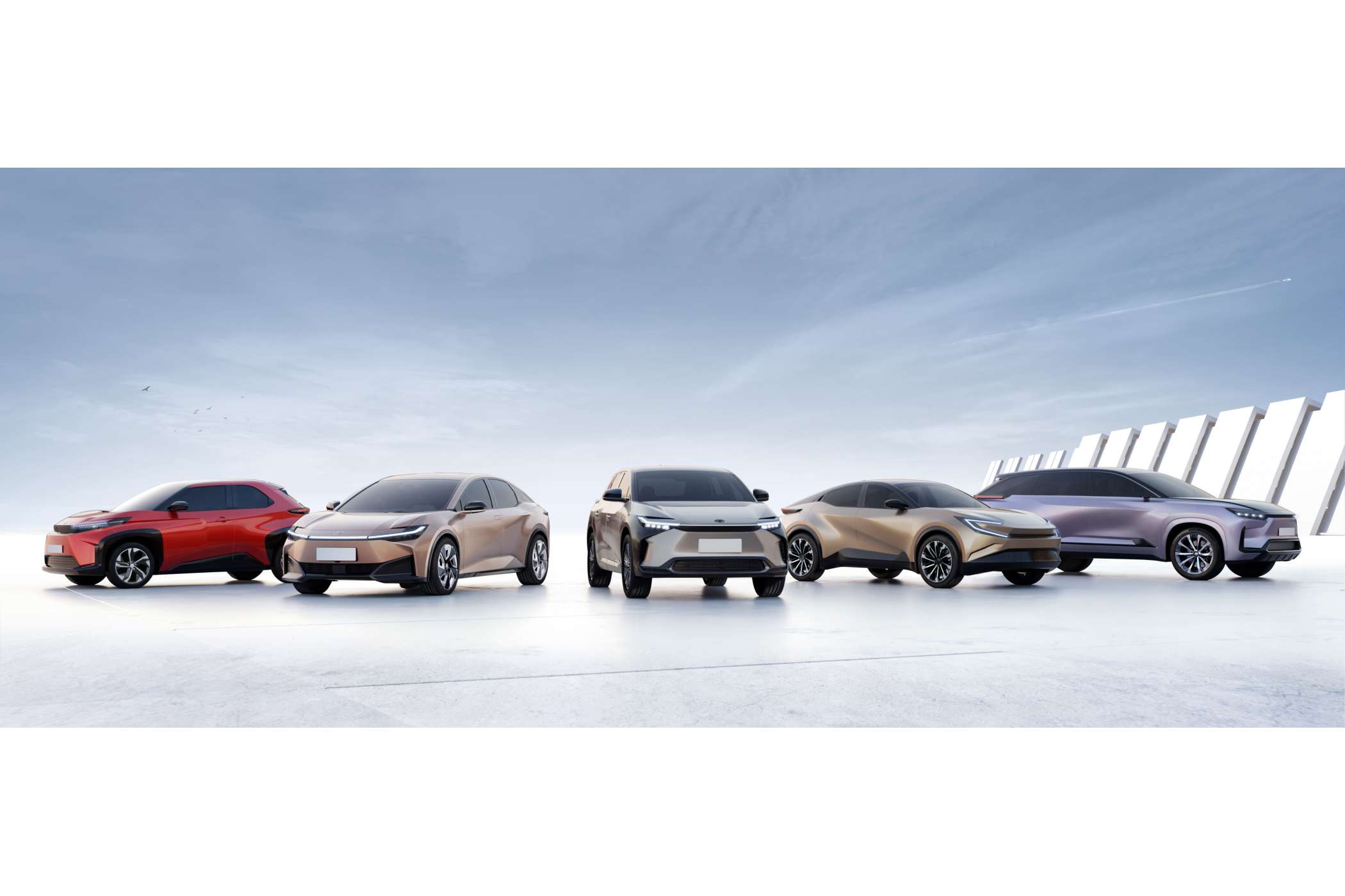 Auch die Verbräuche sollen sinken: Der Kompaktcrossover links soll nur noch 12,5 kWh/100 km brauchen. | Foto: Toyota