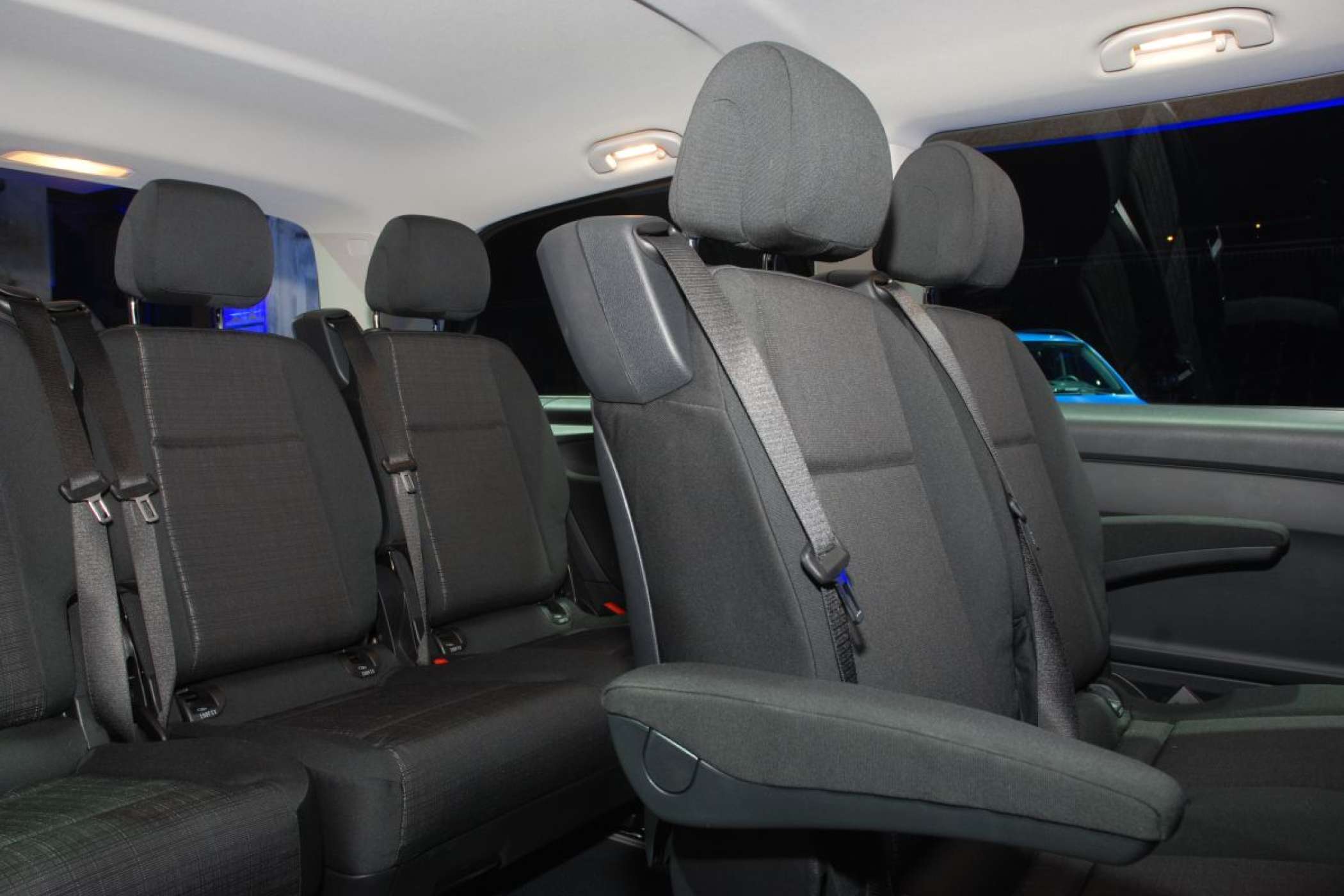 Die mittlere Ausstattung „Tourer Pro“ bietet mit ihrer halbhohen dunkelgrauen Innenverkleidung und dem hellen Stoffhimmel ein angenehmes Ambiente im Fahrgastraum.| Dietmar Fund | taxi heute