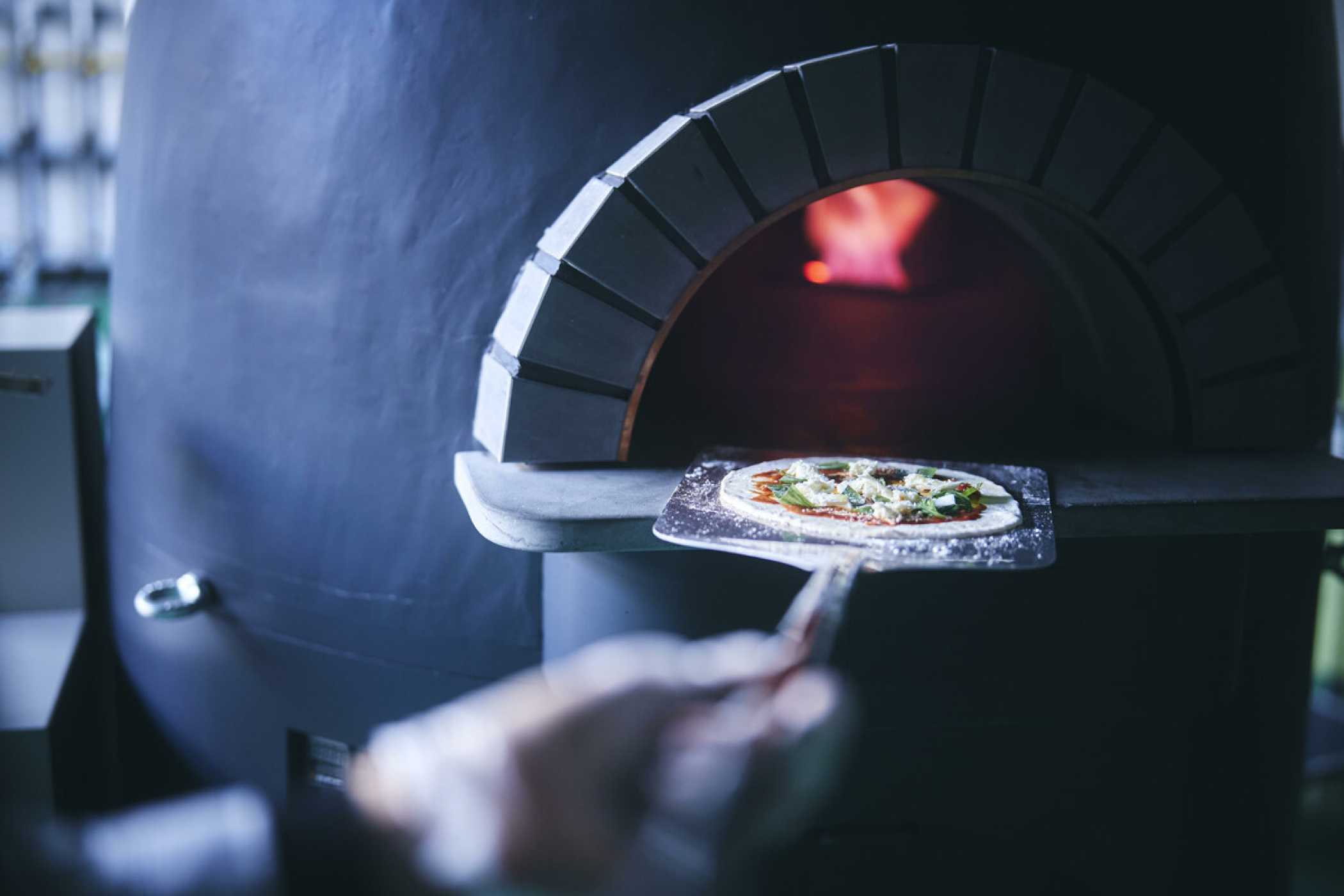 Die Pizza auf dem Weg zum Ofen. (Foto: Toyota)