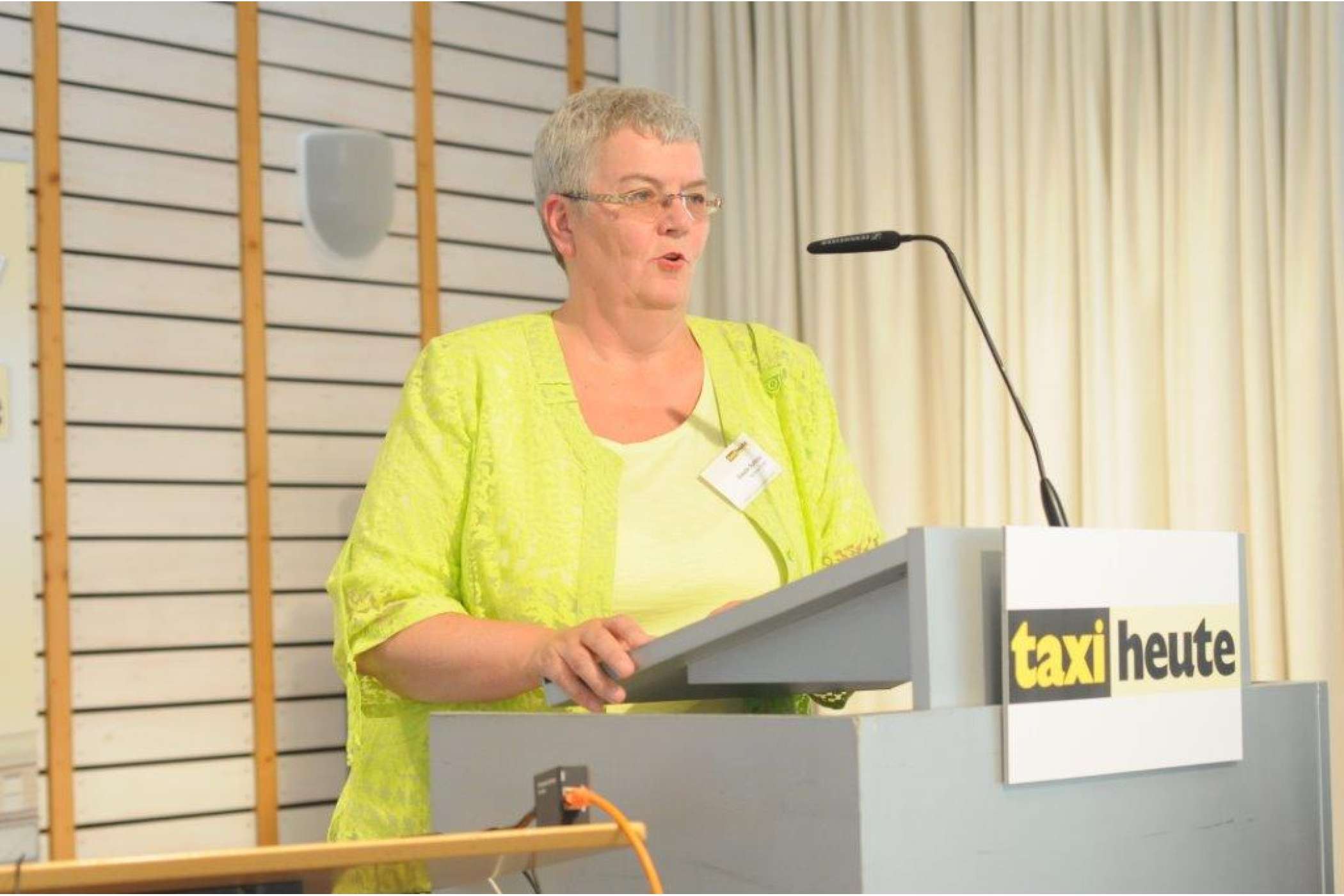 Die Unternehmerin Gisela Spitzlei brachte die neuesten Zahlen zu Krankenfahrten und gute Argumente für harte Verhandlungen mit den Kassen mit nach Nürnberg.| Martin Heying