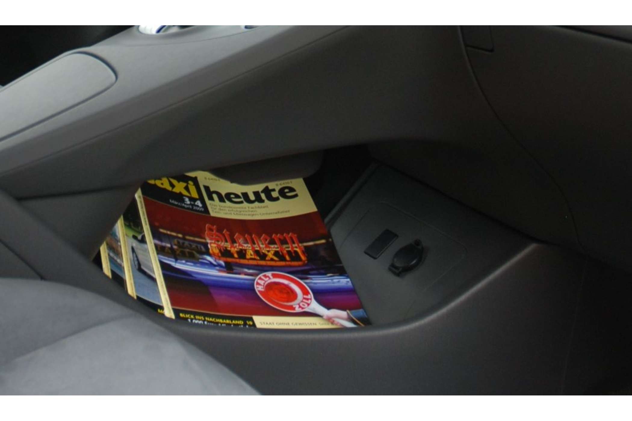 Zusätzliche Ablagefläche: Im Prius ist die Mittelkonsole wie eine Brücke mit den Armaturen verbunden. Dadurch entsteht darunter eine Fläche, auf der beispielsweise der Quittungsdrucker verbaut werden könnte. | jh
