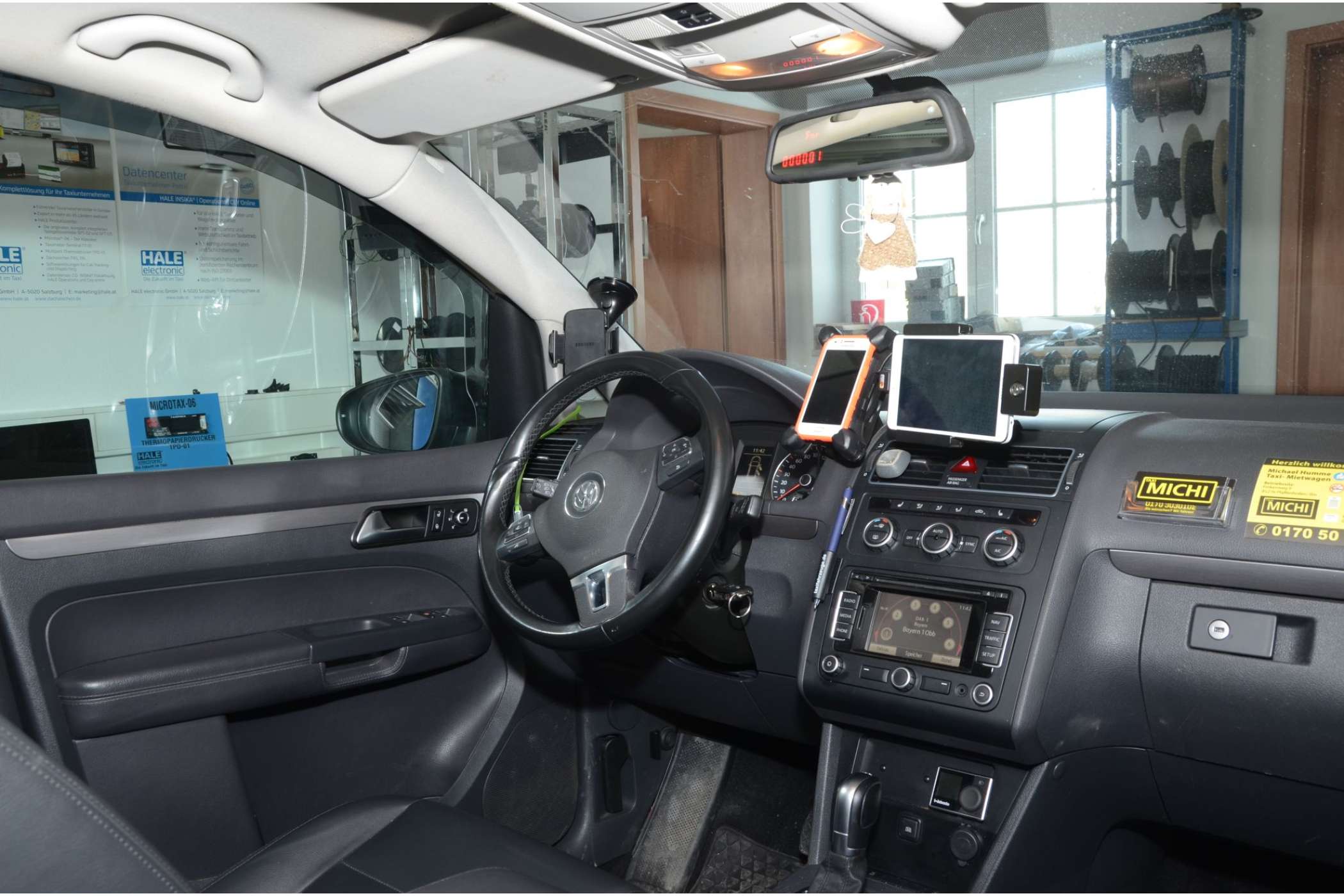 Wie in dieses Touran-Taxi baut ACR oft außer Nachrüst-Navis auch Tablet-Halterungen ein. | Dietmar Fund