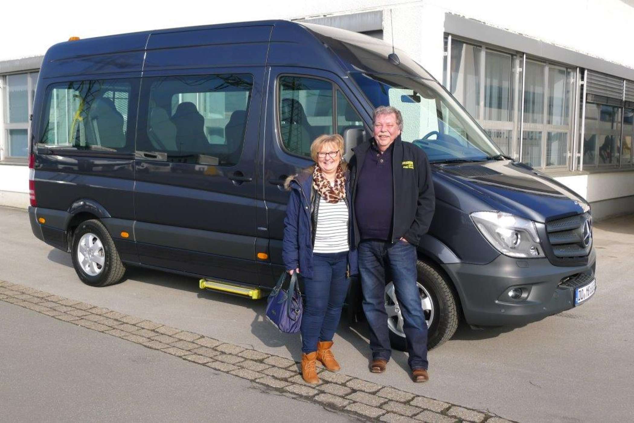 Der Rendsburger Taxi- und Mietwagenunternehmer Adalbert Bogalski und seine Frau setzen stark auf Transporter der Sprinter-Größe, weil sie als Rollitaxi und bei voller Bestuhlung auch für alle anderen Fahrgäste viel Platz und Bewegungsfreiheit bieten. | Taxi Bogalski