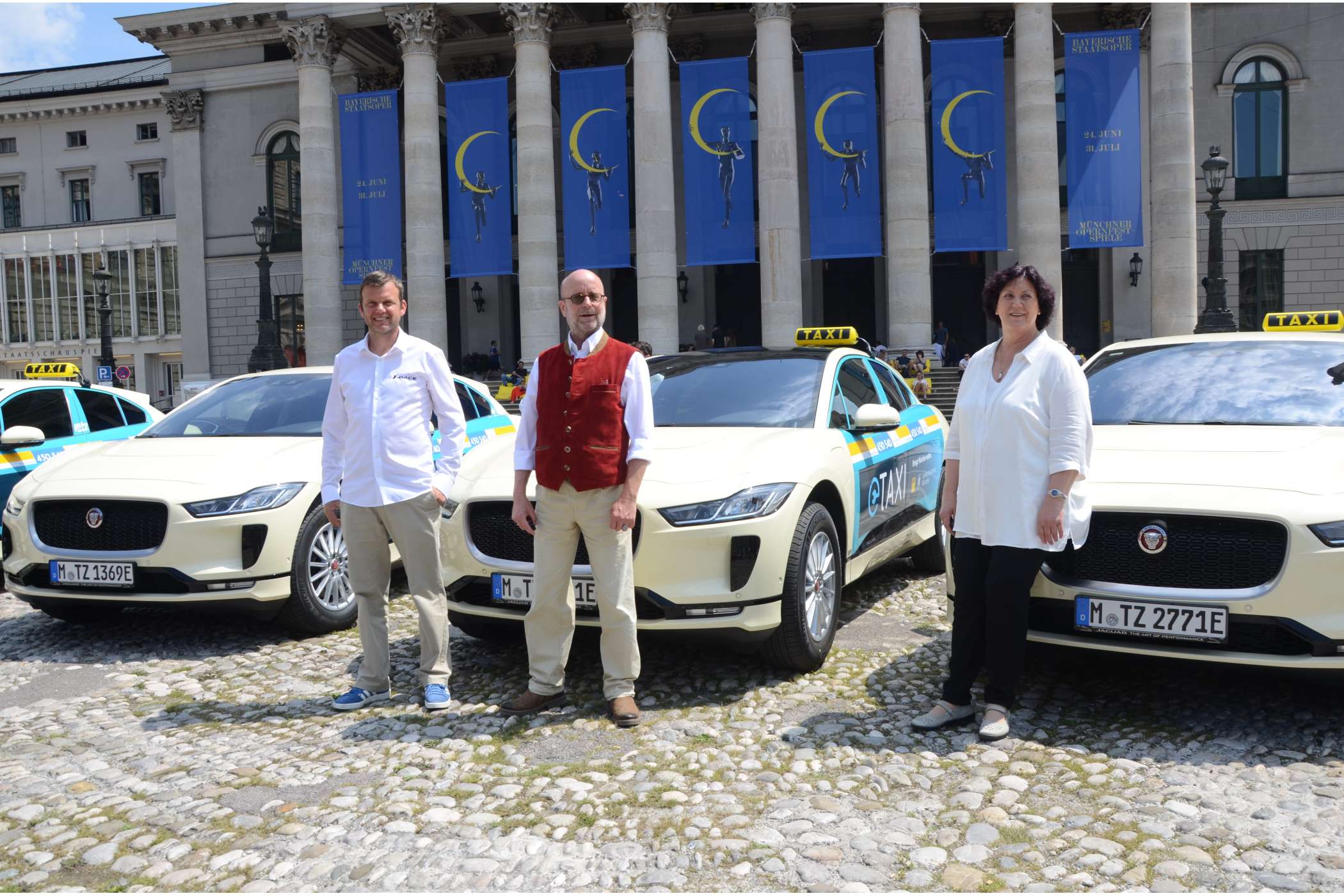 Zunächst wurden 30 Fahrerinnen und Fahrer in die Jaguar-Flotte eingewiesen. Sie tragen einheitlich weiße Blusen und Hemden und können den Fahrgästen die Technik der leisen Taxis erklären.