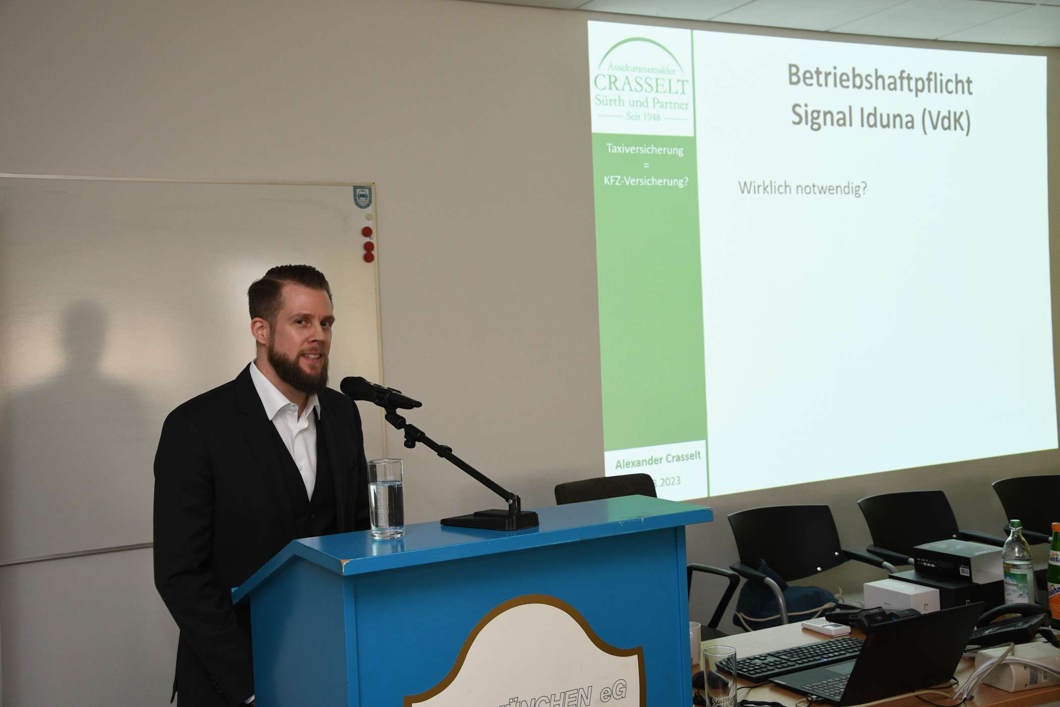 Versicherungsmakler Alexander Crasselt hielt im Werbeblock einen Vortrag über die Bedeutung einer guten Betriebshaftpflichtversicherung, in dem es vor allem um das Produkt des einstmals so stolzen Branchenversicherers VDK Signal Iduna ging.