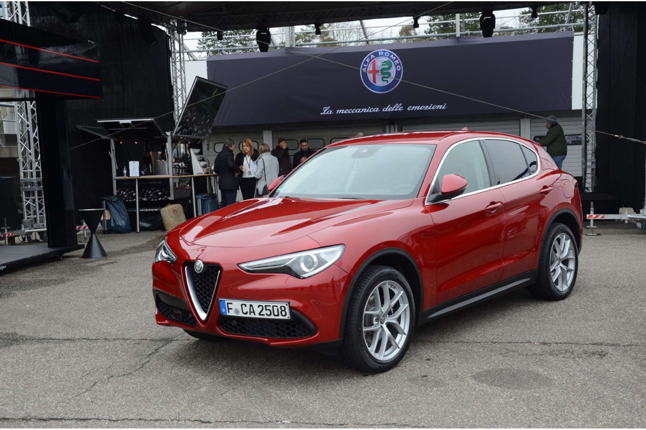 Den Kompakt-SUV Alfa Romeo Stelvio soll es bald mit einem Taxi-Paket von Intax geben. Er kommt anfangs nur mit Allradantrieb, aber dann auch mit zwei schwächeren Dieselmotoren und Heckantrieb. Eine Achtgang-Automatik von ZF ist bei allen Versionen Serie. | Fotos: Dietmar Fund