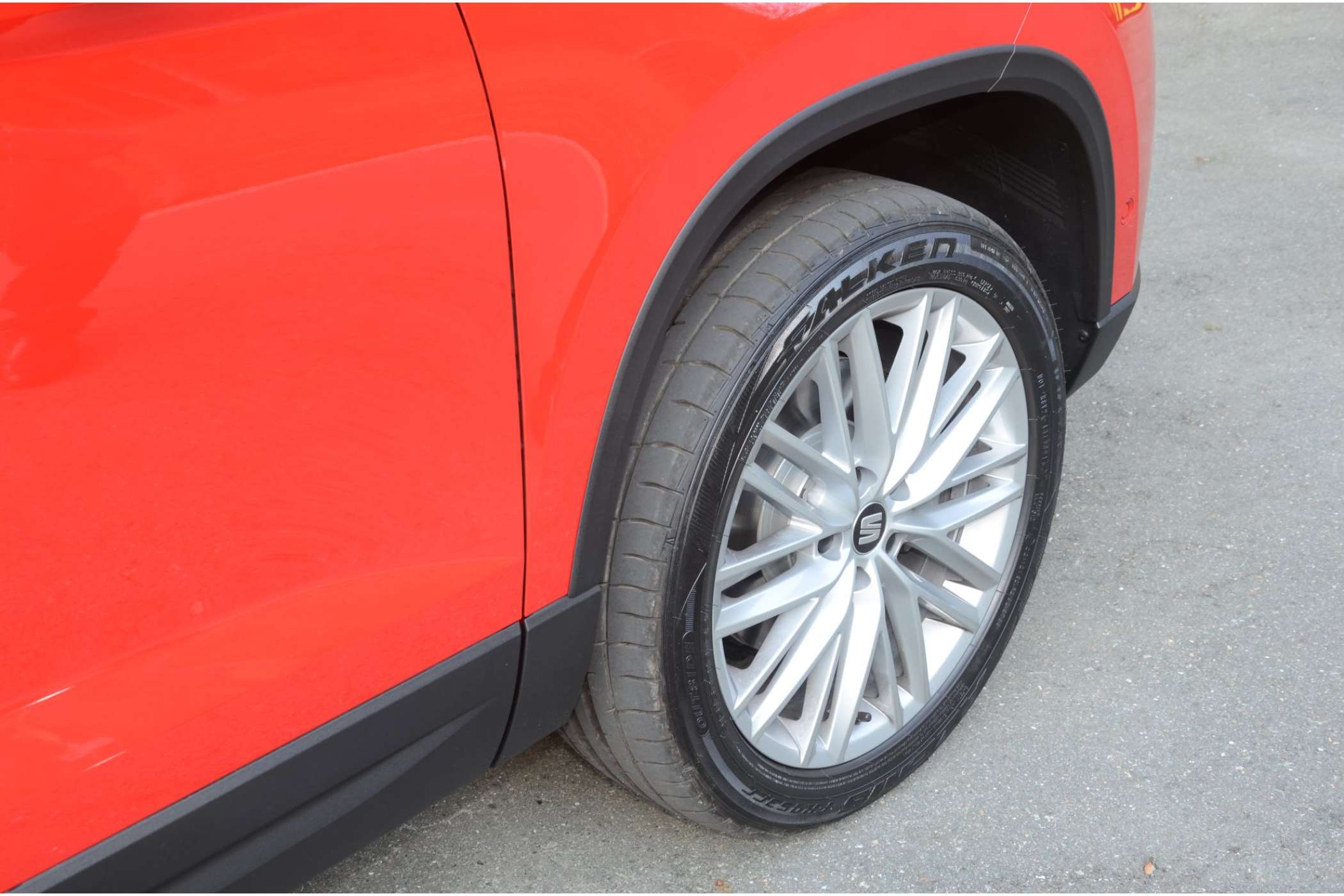 Selbst mit optionalen 18-Zoll-Alu-Rädern ist das Fahrwerk des Ateca angenehm straff und noch komfortabel abgestimmt. Die Seitenneigung hält sich in fahrgastfreundlichen Grenzen. | Foto: Dietmar Fund
