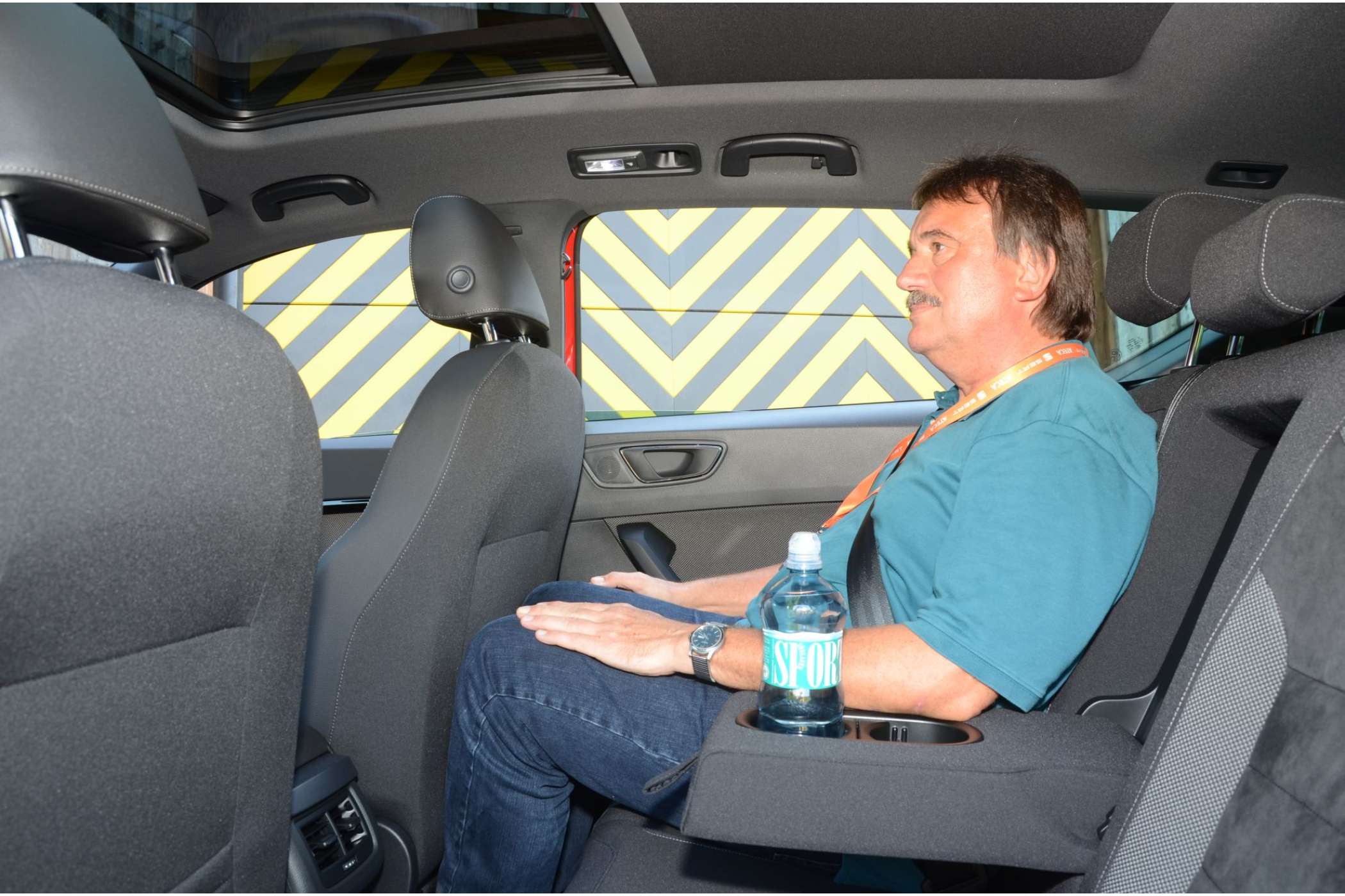 Auch unter dem optionalen Glasdach haben große Fahrgäste noch eine gute Kopffreiheit. Die Kniefreiheit ist gut, sobald der Vordersitz nicht ganz unten steht. | Foto: Dietmar Fund