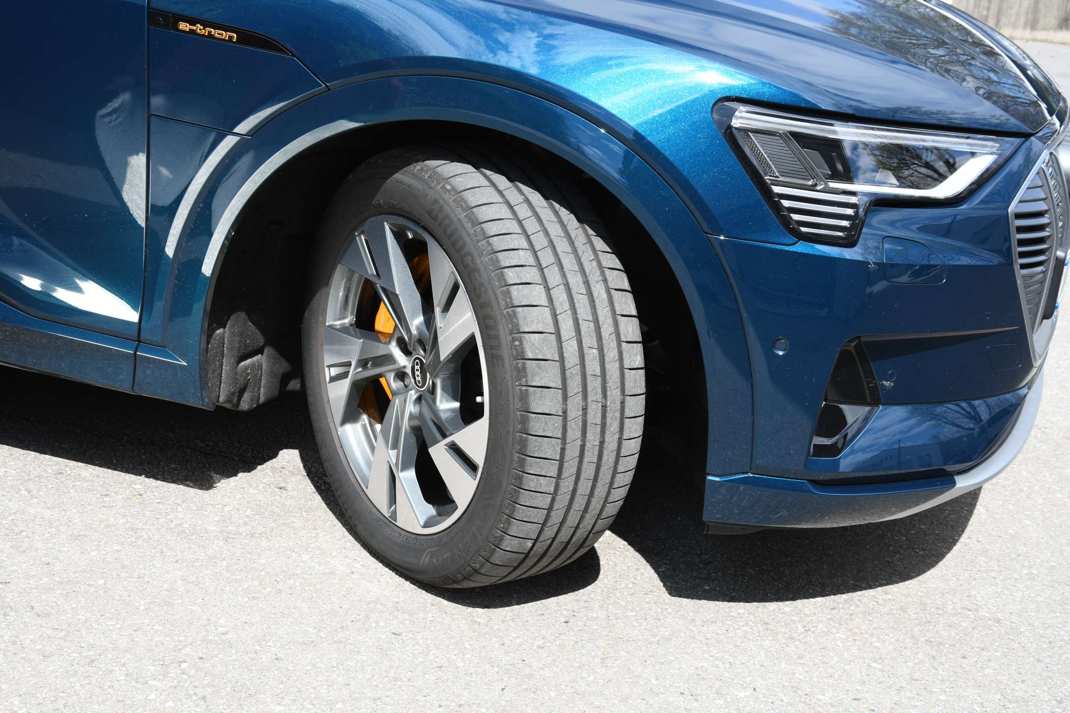 Selbst mit den beim Testwagen aufgezogenen 20-Zöllern war das Fahrwerk noch sehr ausgewogen abgestimmt und der schwere Elektro-SUV rollte geschmeidig über kurze Bodenwellen, ohne sich auf langen Bodenwellen aufzuschaukeln.