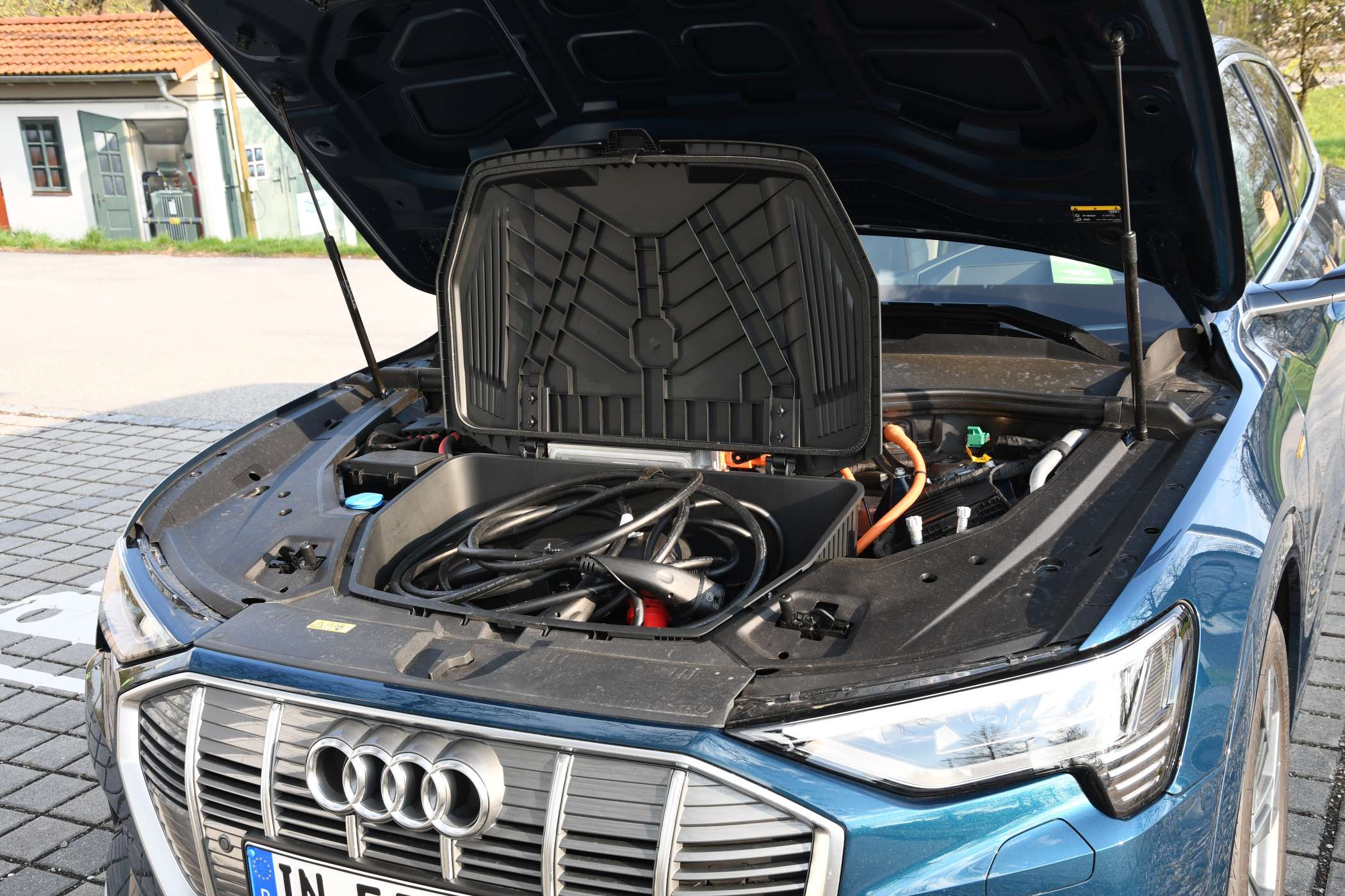 Trotz des Allradantriebs passen alle Ladekabel in den großen „Frunk“.