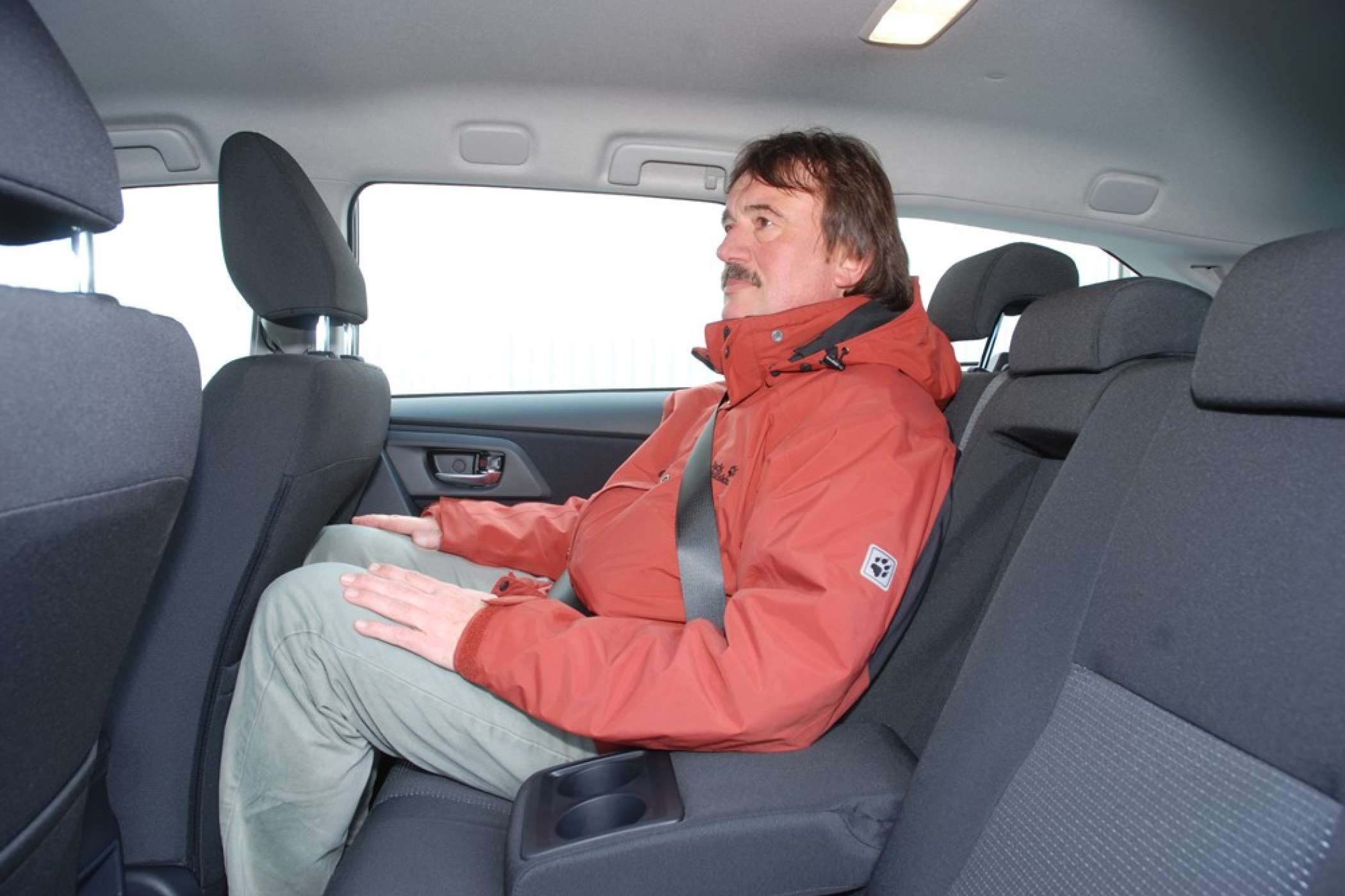 Der Taxifahrer sollte den höhenverstellbaren Beifahrersitz wie hier auf jeden Fall auf die halbe Höhe bringen, sonst kann hinten kein Erwachsener mehr anständig sitzen.| Redaktion