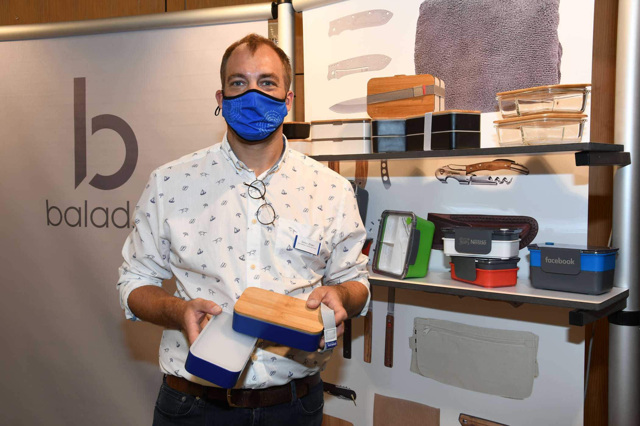 Zu 50 Prozent aus Reisstroh und zu 50 Prozent aus Kunststoff bestehen die baladeo-Lunchboxen, deren Deckel aus Bambus hergestellt wird. Simon Ehlert zeigt hier, dass sich die Boxen auch zu mehreren stapeln lassen. Sie werden auch in kleineren Losgrößen mit Firmenaufdruck angeboten.