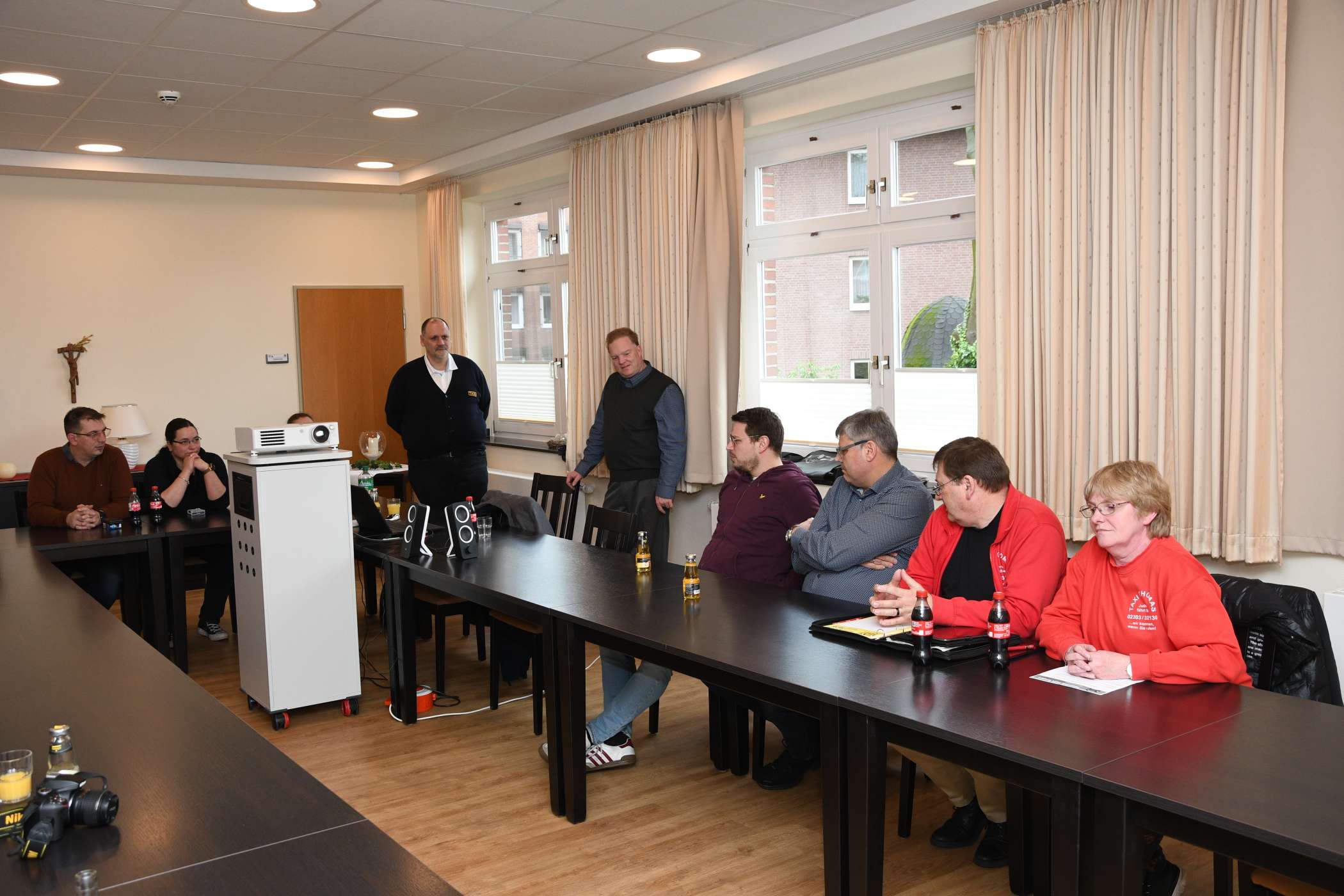 Ali-Peter Papenbrock (stehend, v.l.) und Uwe Wieland begrüßten als Teilnehmer unter anderem (sitzend, v.l.) Uli Lo Re und seine Frau Stefanie (Kleinwallstadt), Frank Twiehaus und seinen Vater Friedhelm (Lingen) sowie Thomas Posala und seine Frau Judith (Unna).
