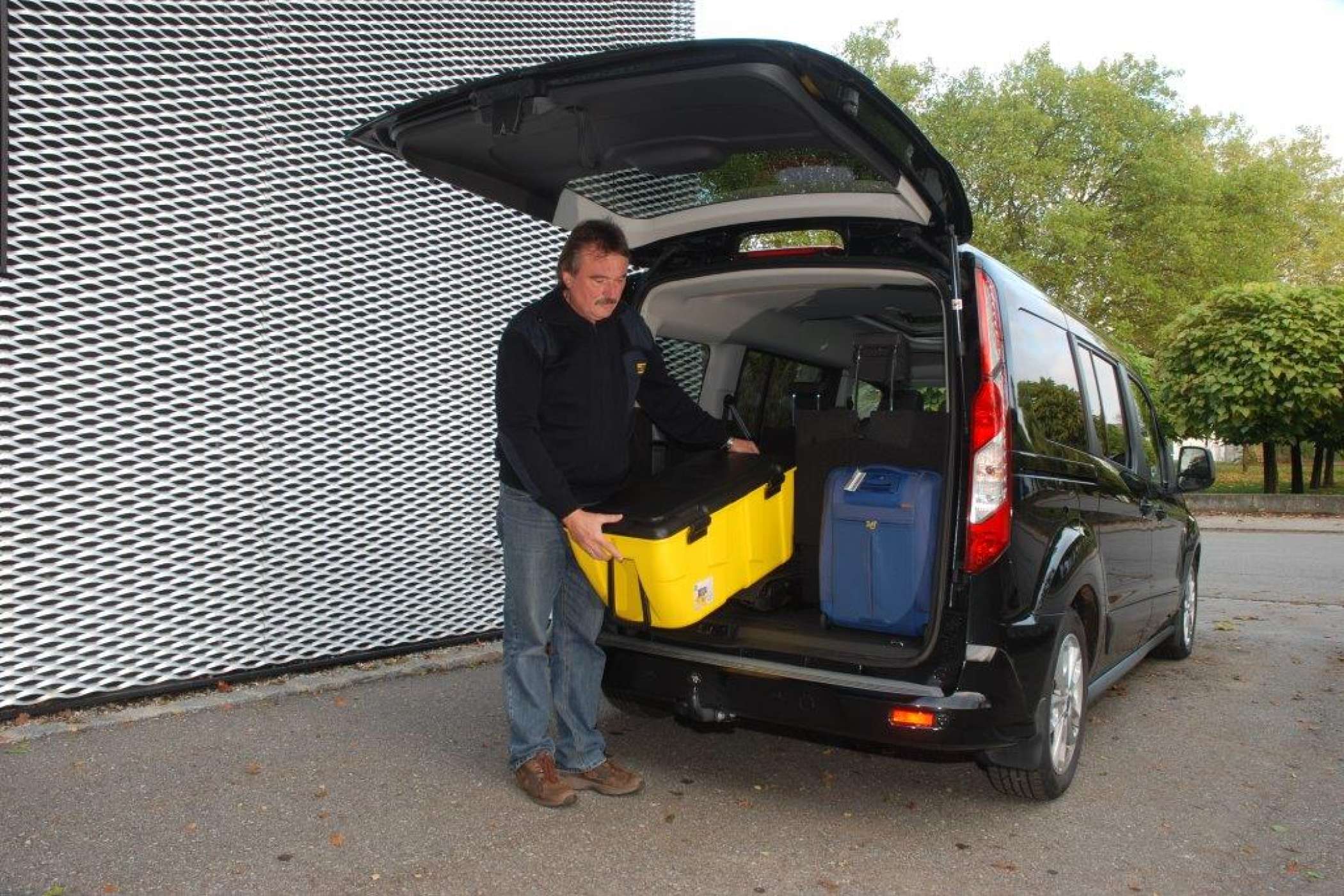 Die Heckklappe öffnet weit. Beim Beladen spürt man die hohe Ladekante, die beim Absenken der hinteren beiden Einzelsitze entsteht.| Dietmar Fund | taxi heute