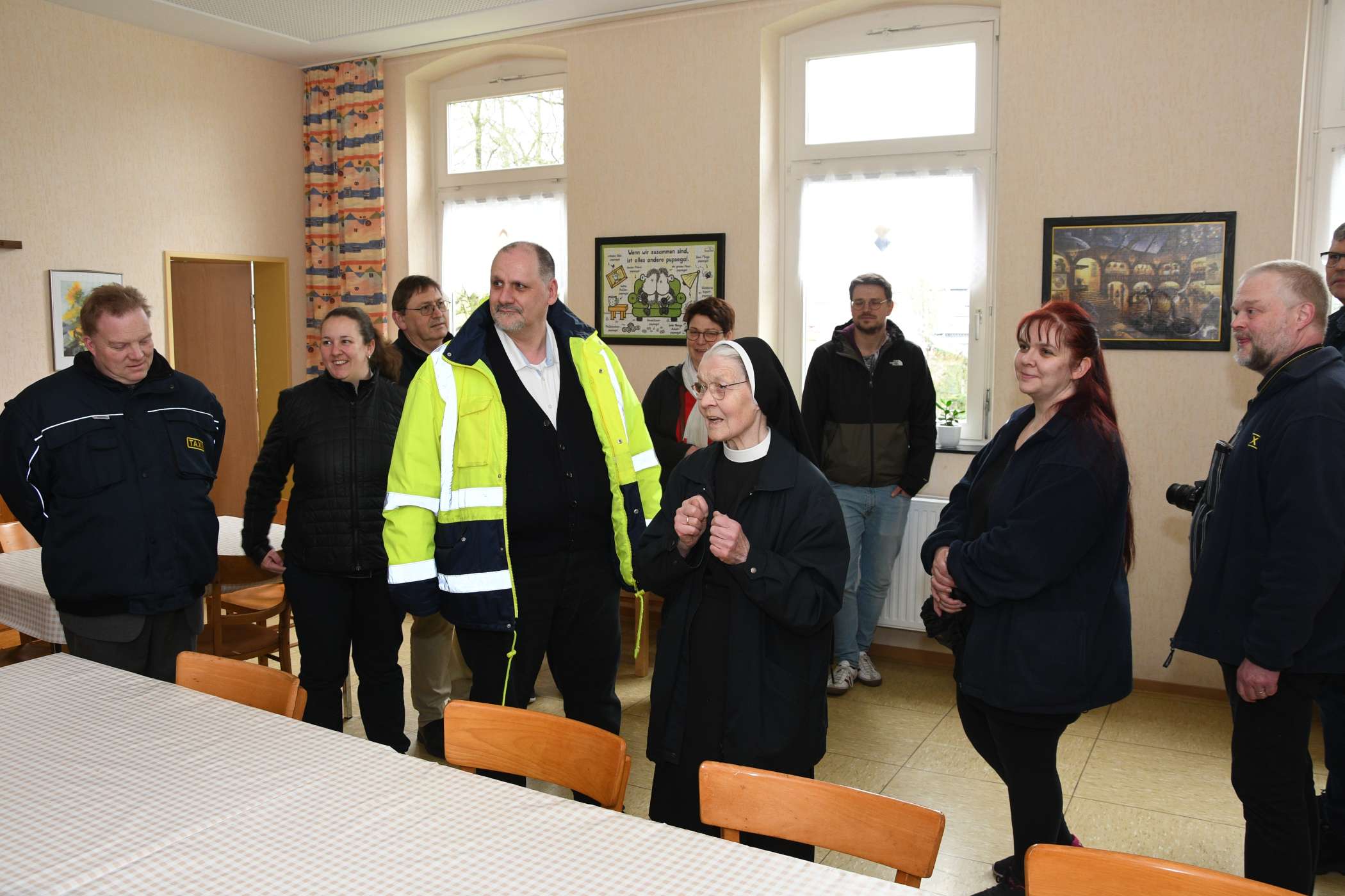 Die Gemeinschaftsräume und die Zimmer des Internats schaute sich die Besuchergruppe interessiert an.