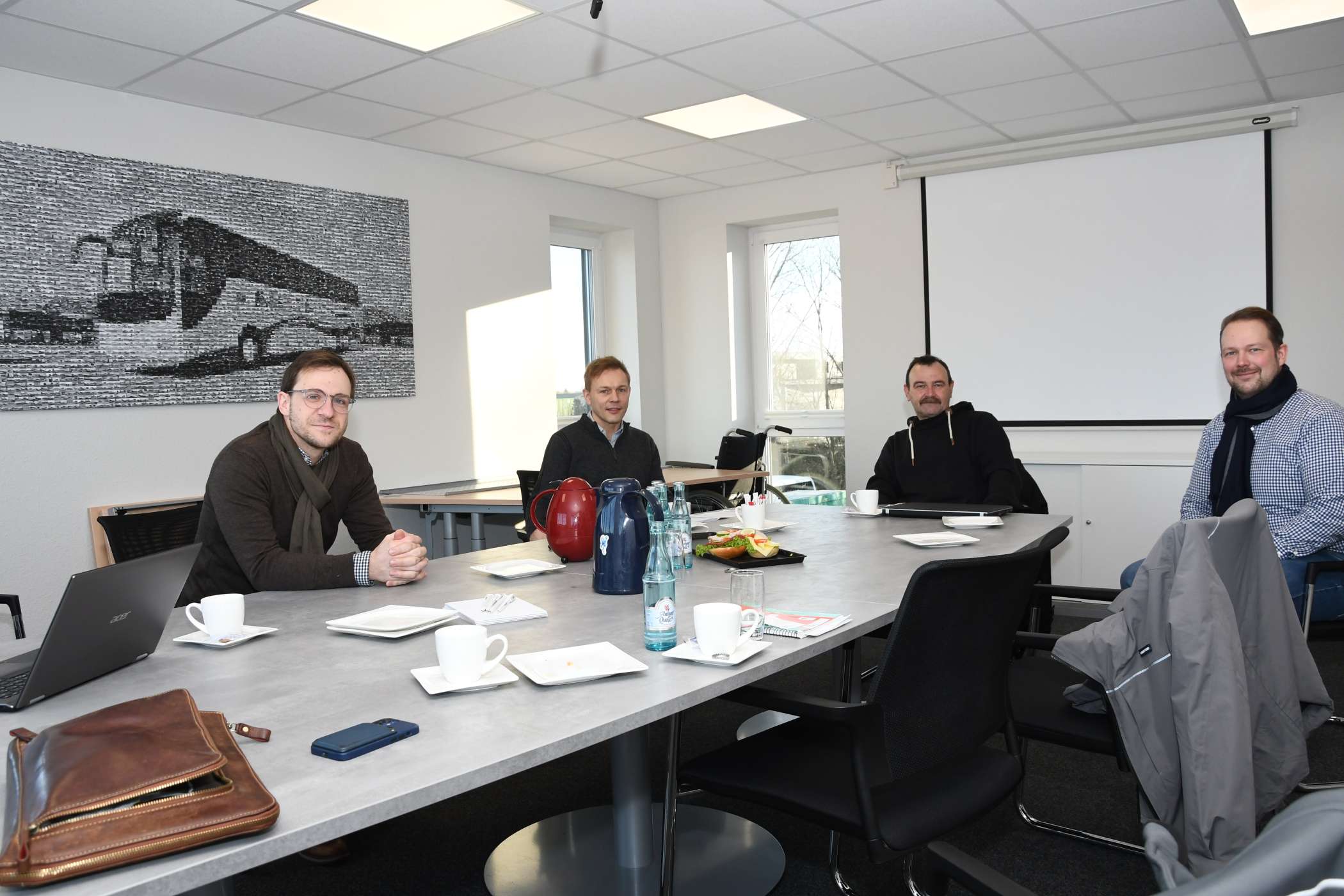 Im Besprechungsraum tauschten sich Marketing-Mann Hannes Heller (v.l.), Stefan Irro, der Umrüster Jürgen Weberpals und VW-Verkäufer Jan Eggert mit taxi heute aus.