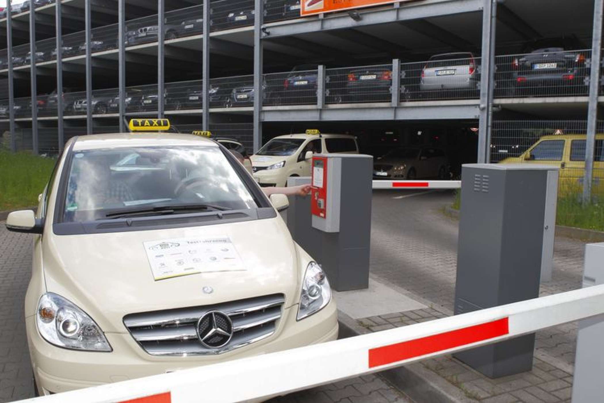 An der Schranke gab es den ersten Stau… ,| Redaktion
