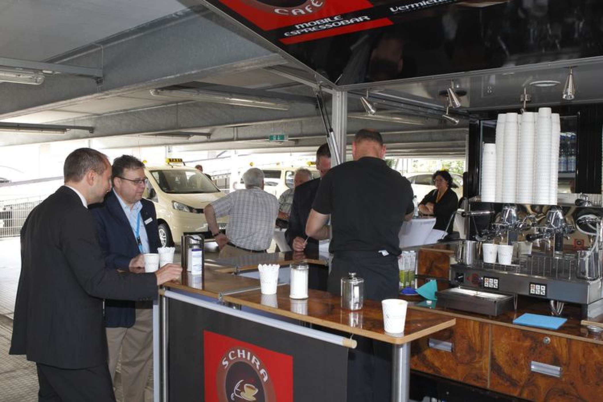 Am Peugeot-Kaffemobil konnten die Bögen ausgefüllt und die ersten Erfahrungen ausgetauscht werden,…| Redaktion