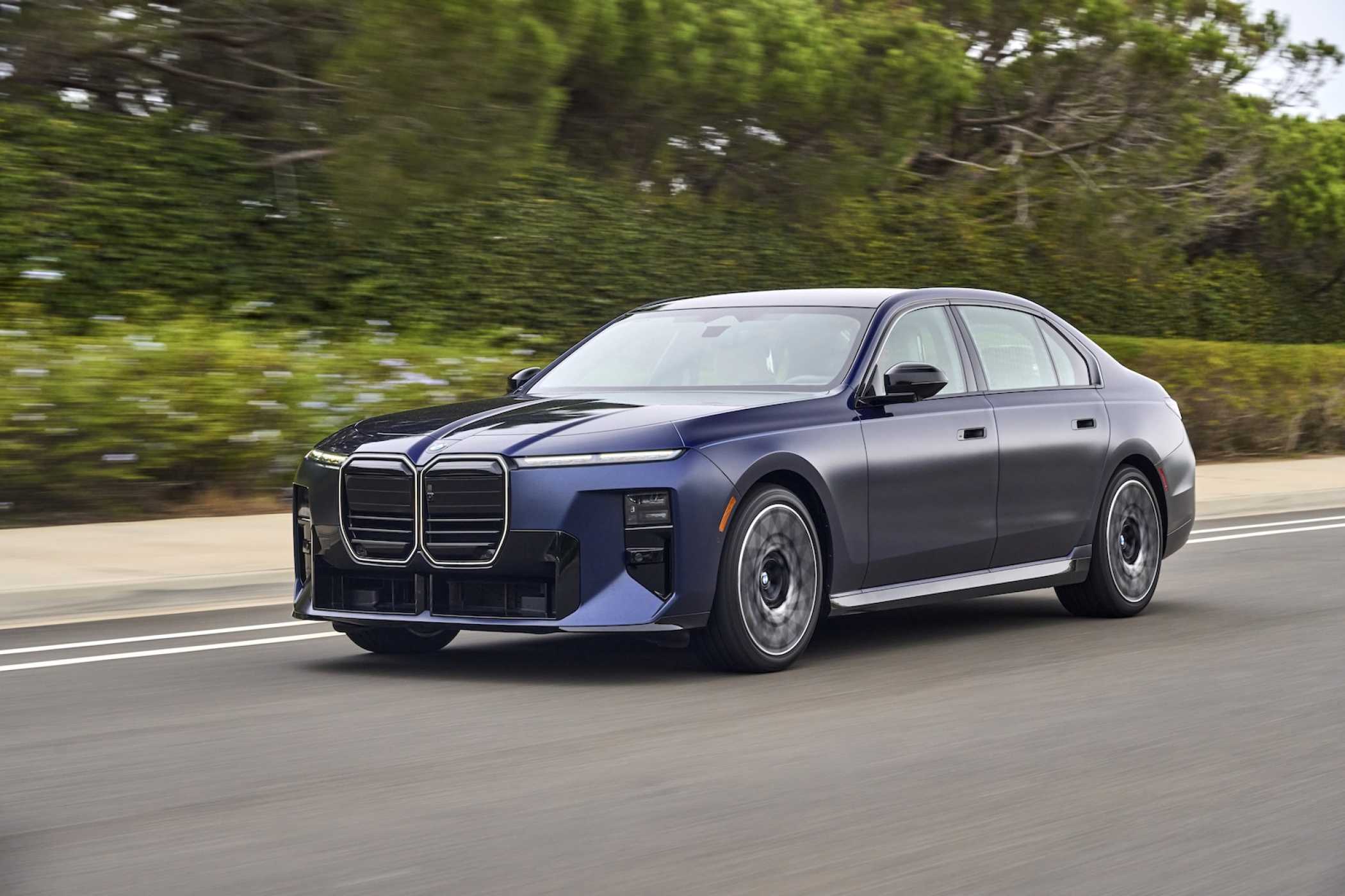 Das "Überhol"- Image der gewaltigen Front bleibt auch nach dem Facelift erhalten.| Foto: BMW